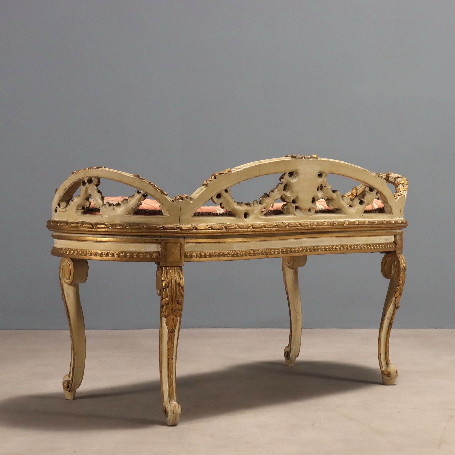 photo for sale Banquette de style néoclassique en bois laqué et doré, XIXe siècle