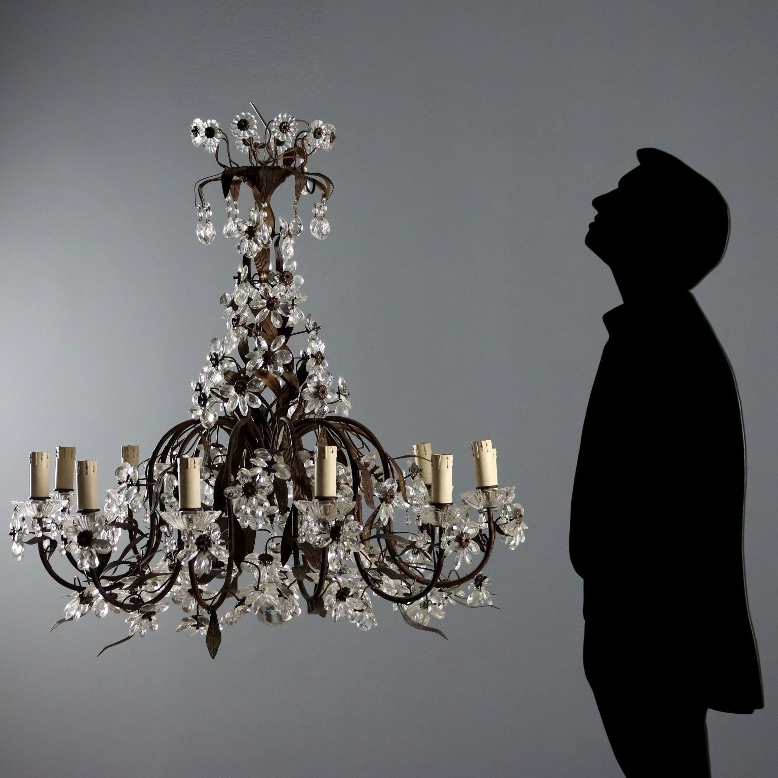 Antieke ijzeren luchter, plaatmetaal, 12 lichten, Italië, 20e eeuw photo furniture