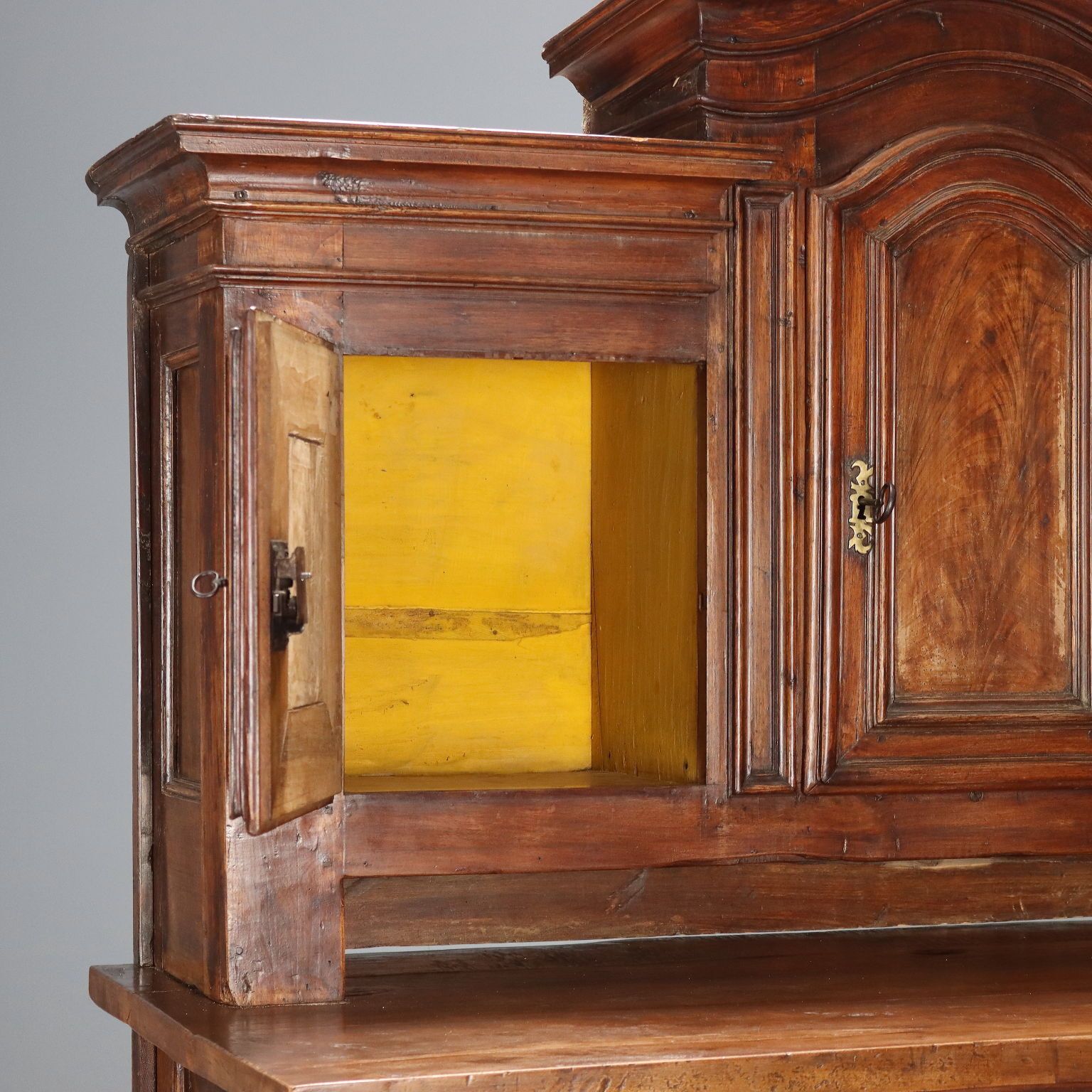 Armoire d'époque en sapin, peuplier et noyer, Italie, XVIIIe siècle photo Mobilier