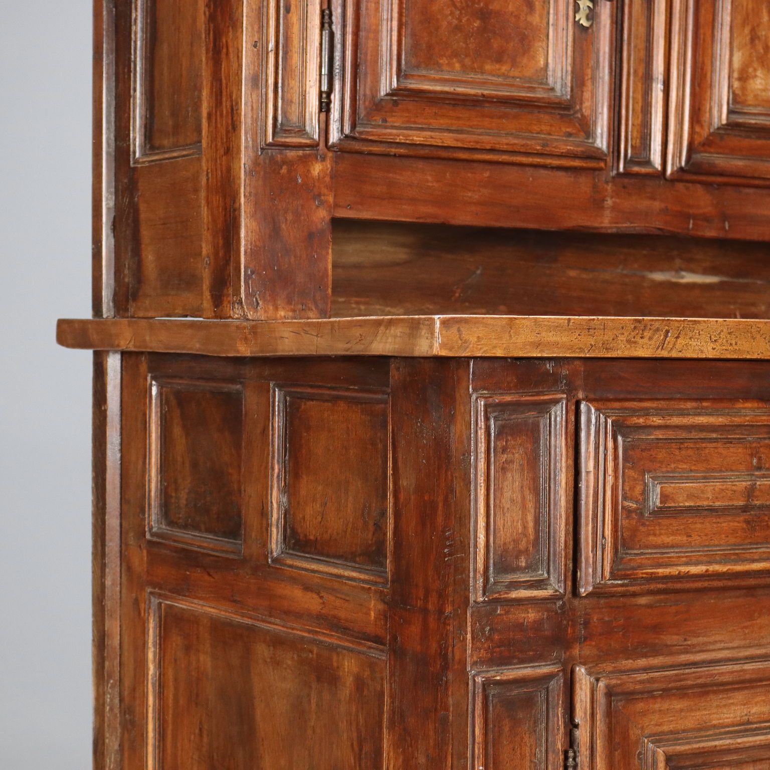 Armoire d'époque en sapin, peuplier et noyer, Italie, XVIIIe siècle photo vinterior