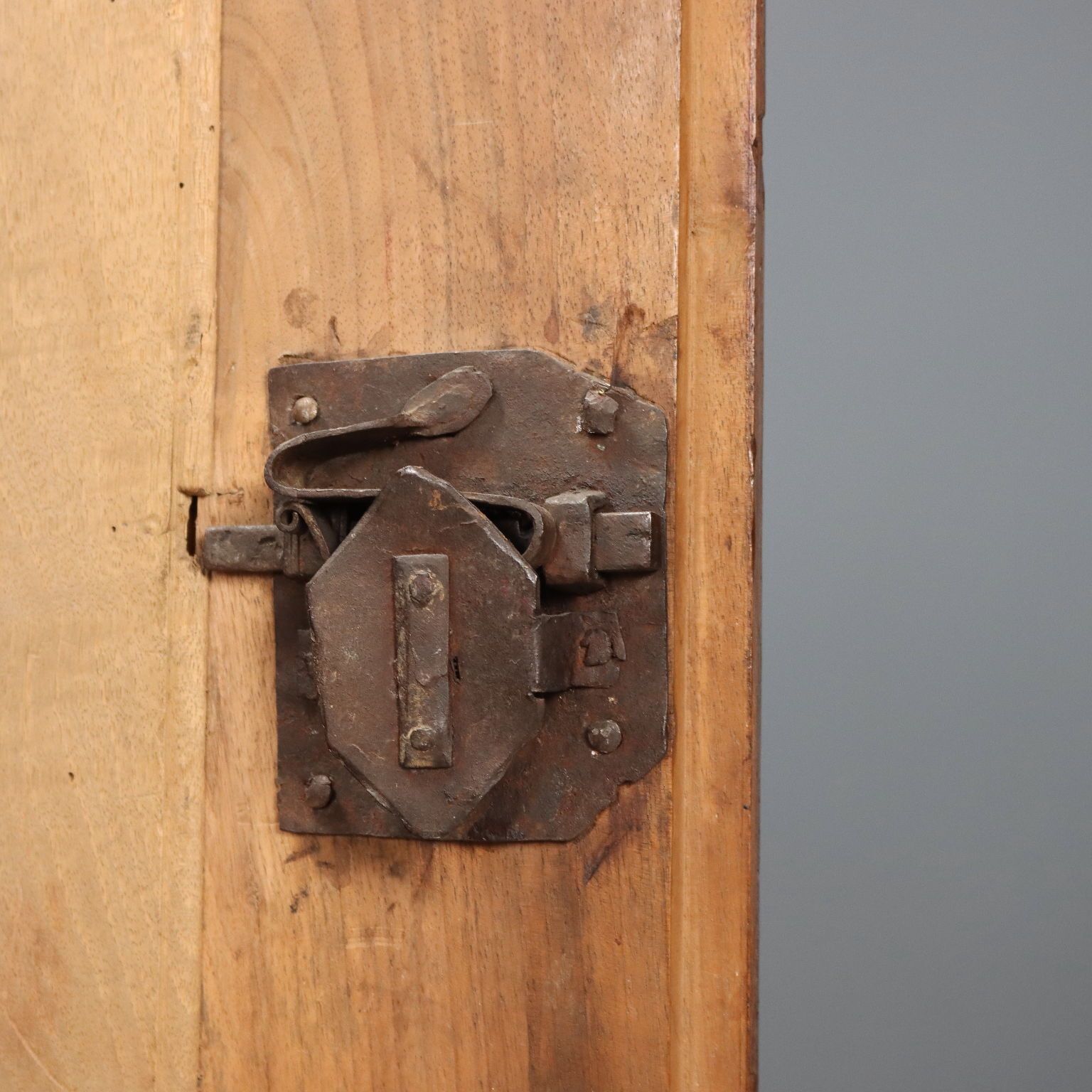 Mobilier Armoire d'époque en sapin, peuplier et noyer, Italie, XVIIIe siècle photo