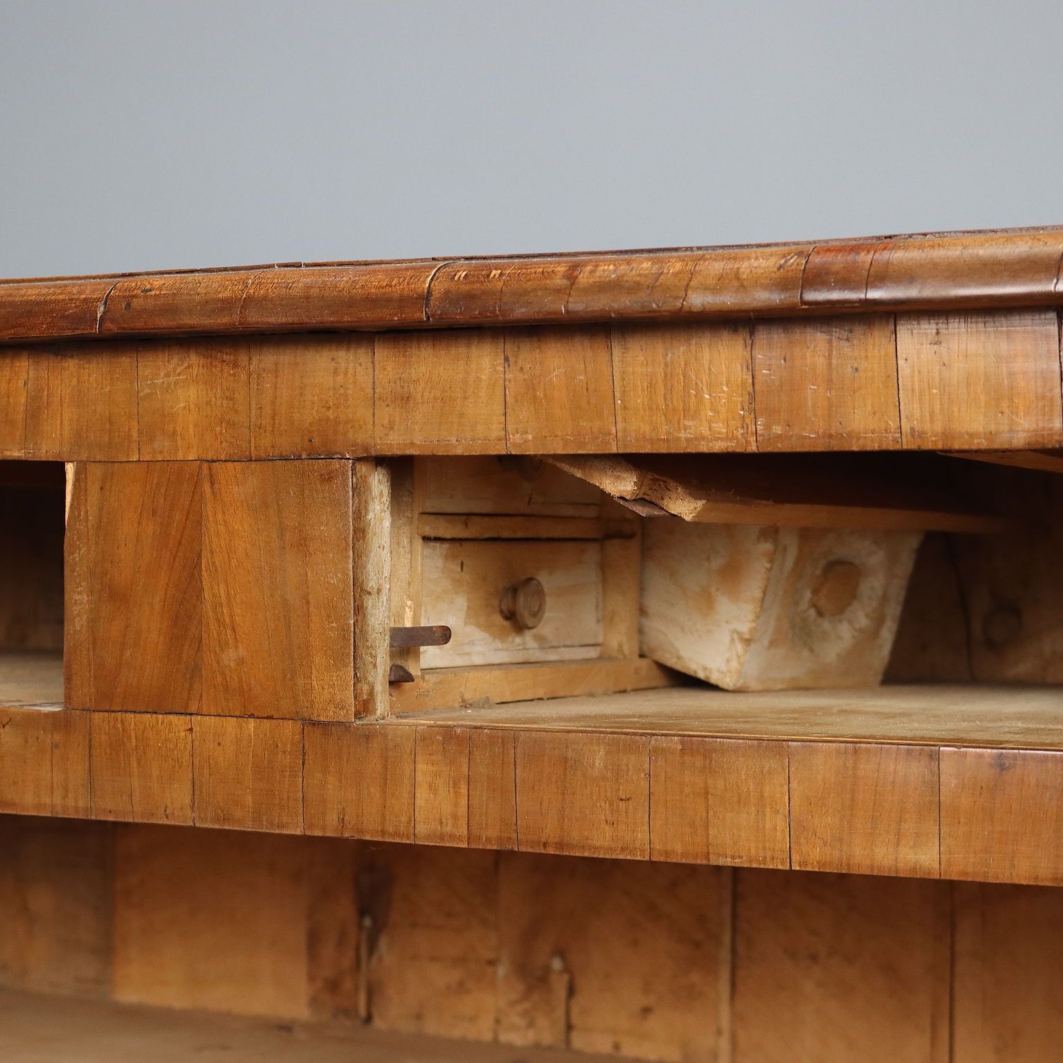 photo furniture Antique Chest Of Drawers Walnut 5 Drawers Italy XVIII Century