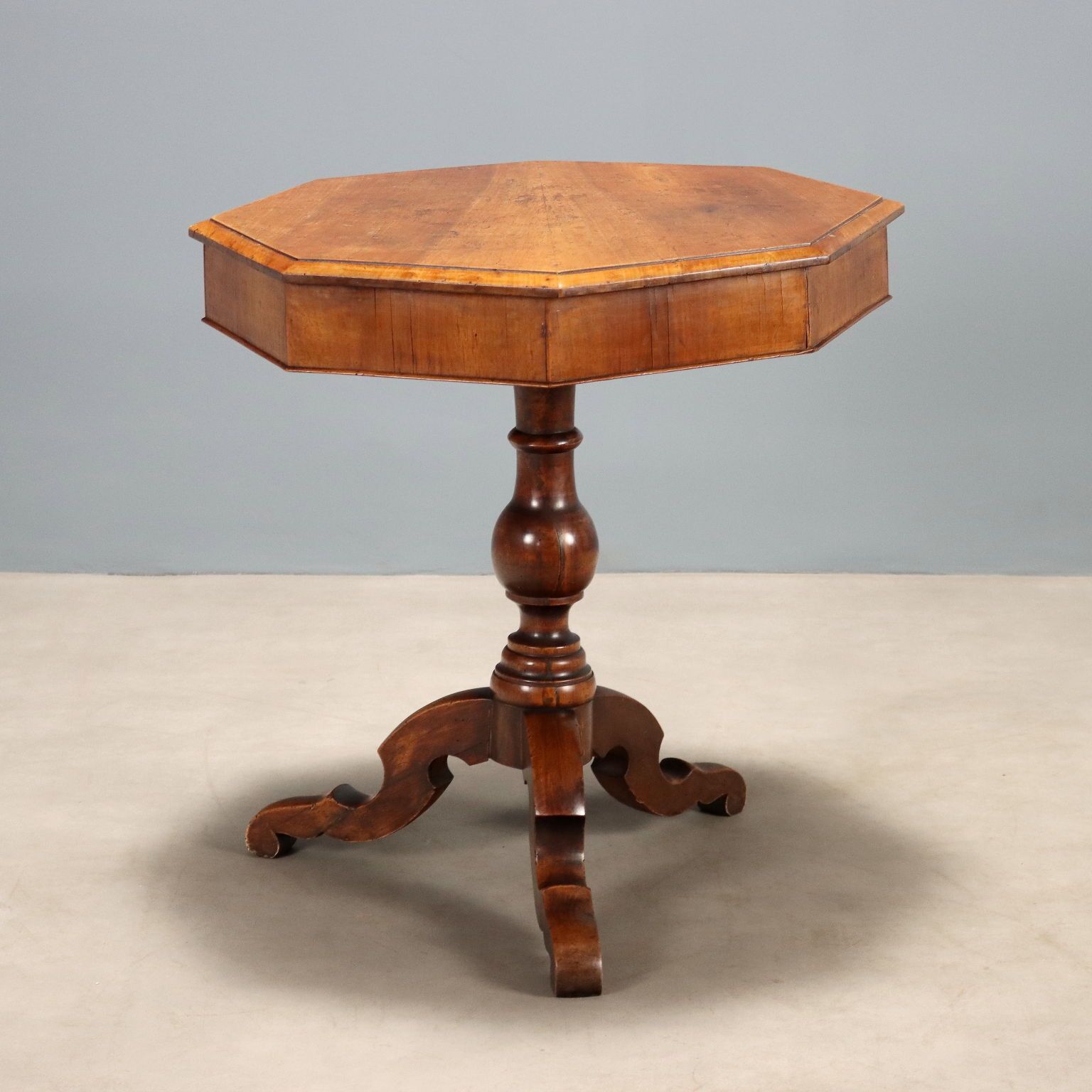 Petite table d'époque en noyer, pieds sculptés, Italie, XIXe siècle