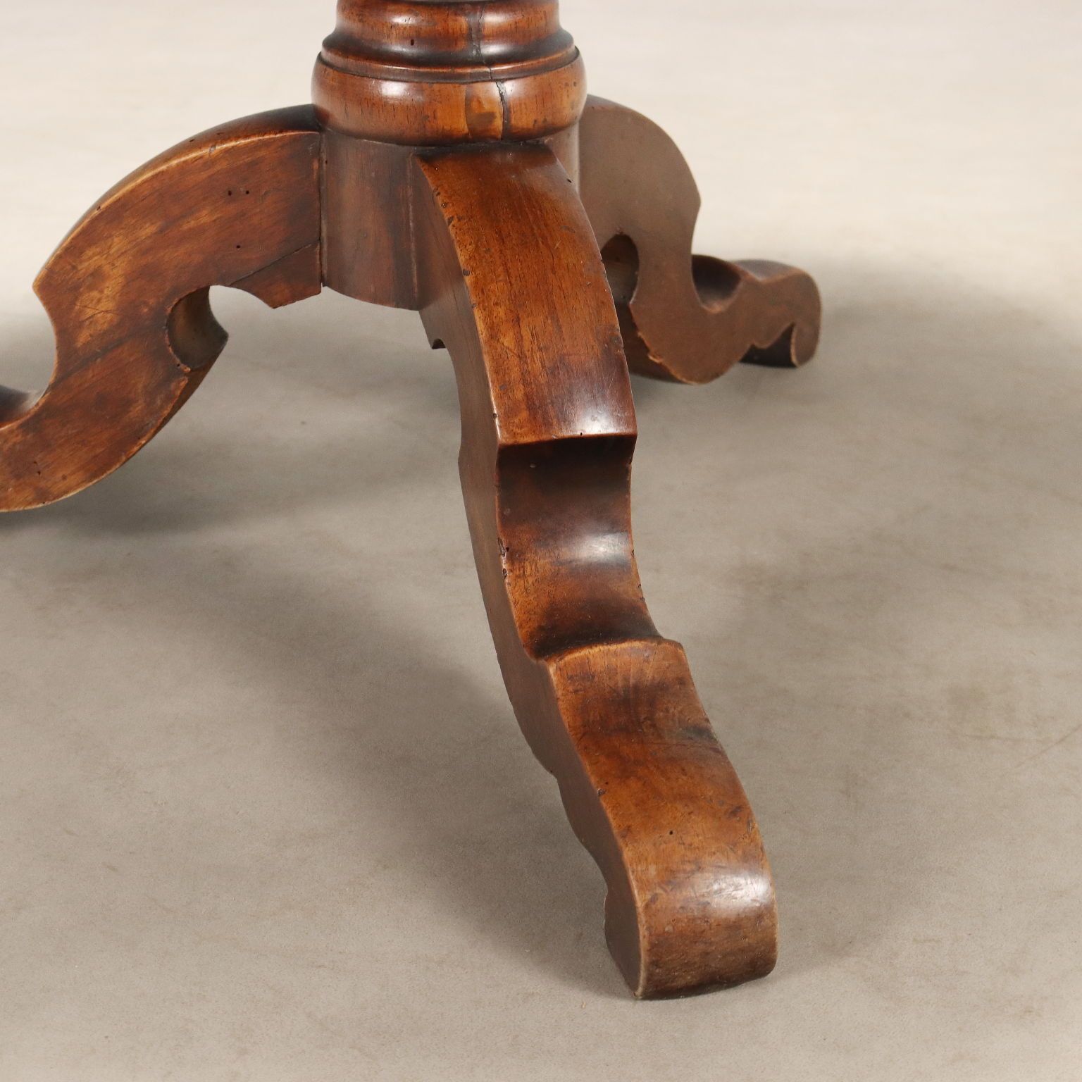 Petite table d'époque en noyer, pieds sculptés, Italie, XIXe siècle photo vinterior