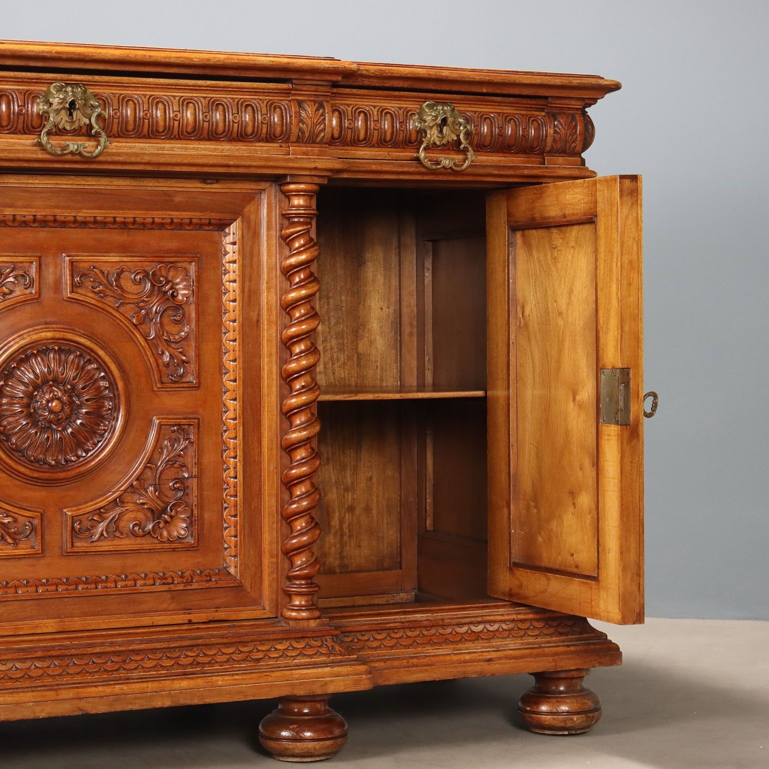 Armoire d'époque néo-baroque en noyer, Italie, XIXe siècle photo buy