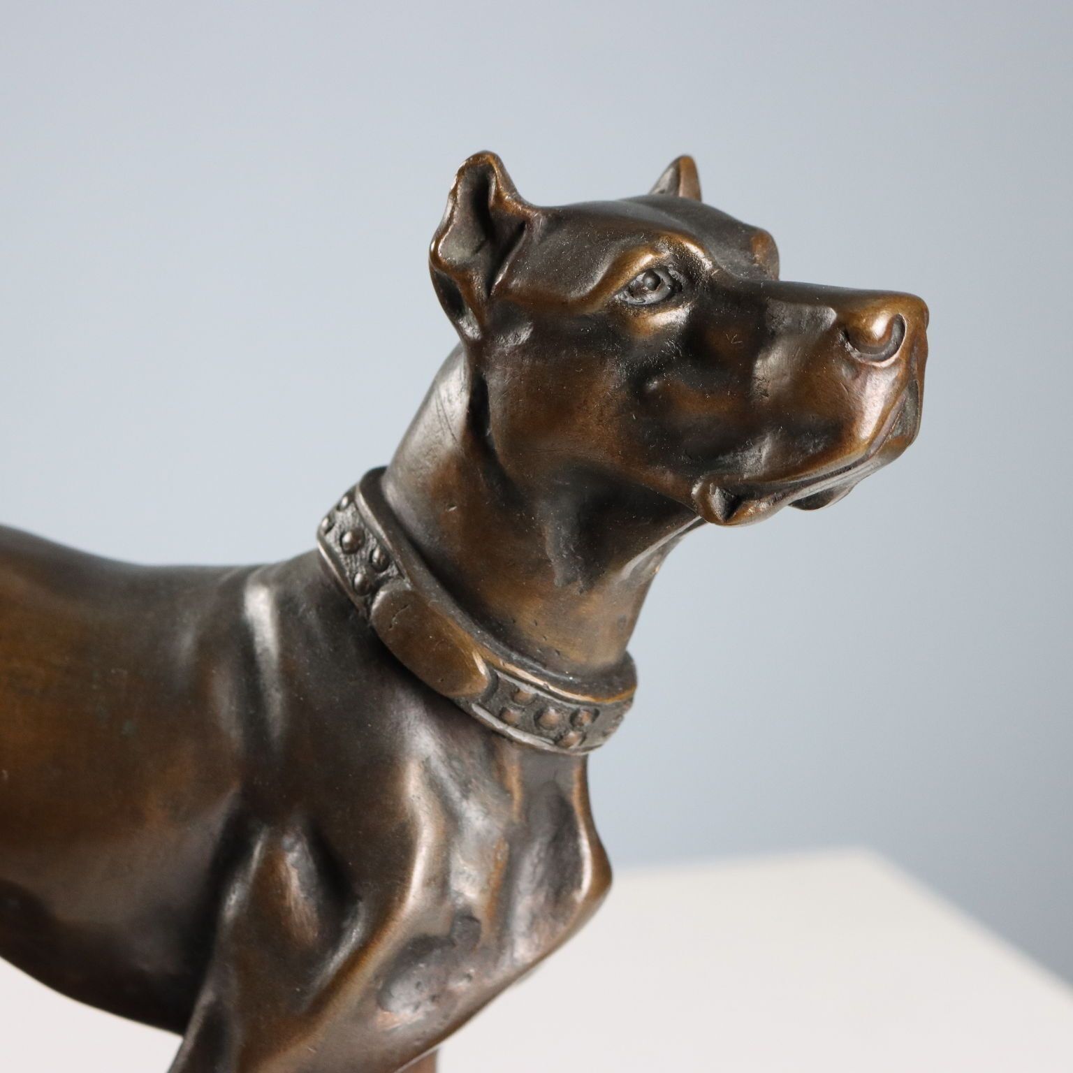 Sculpture d'époque, chien en bronze sur socle en marbre noir, Italie, XXe siècle photo for sale