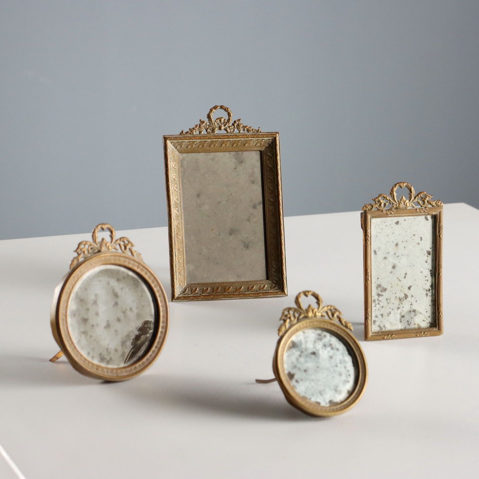Kleine antieke vergulde bronzen lijsten met glas, Italië, 19e-20e eeuw