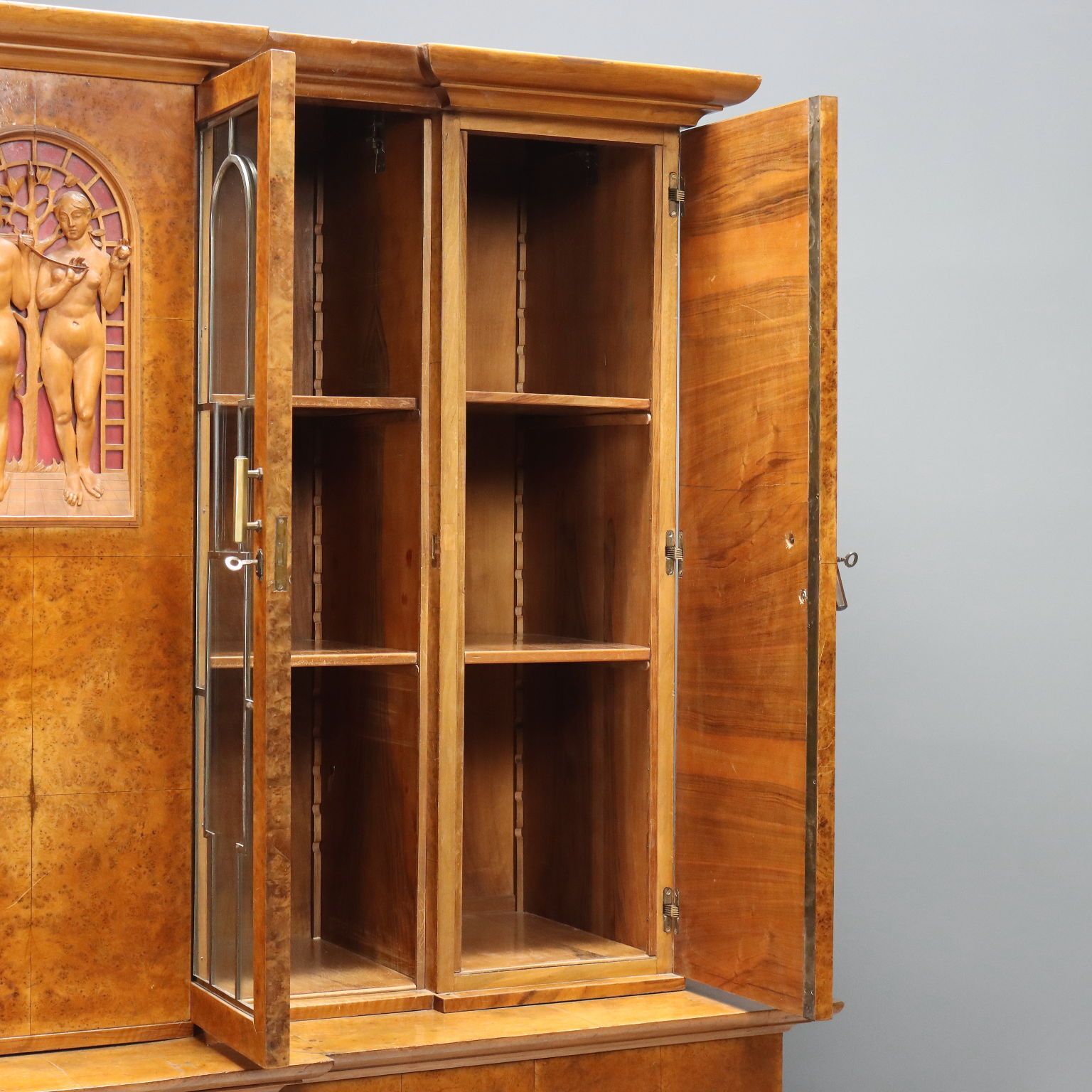 photo furniture Art Deco kast wortelfineer esdoorn XX eeuw