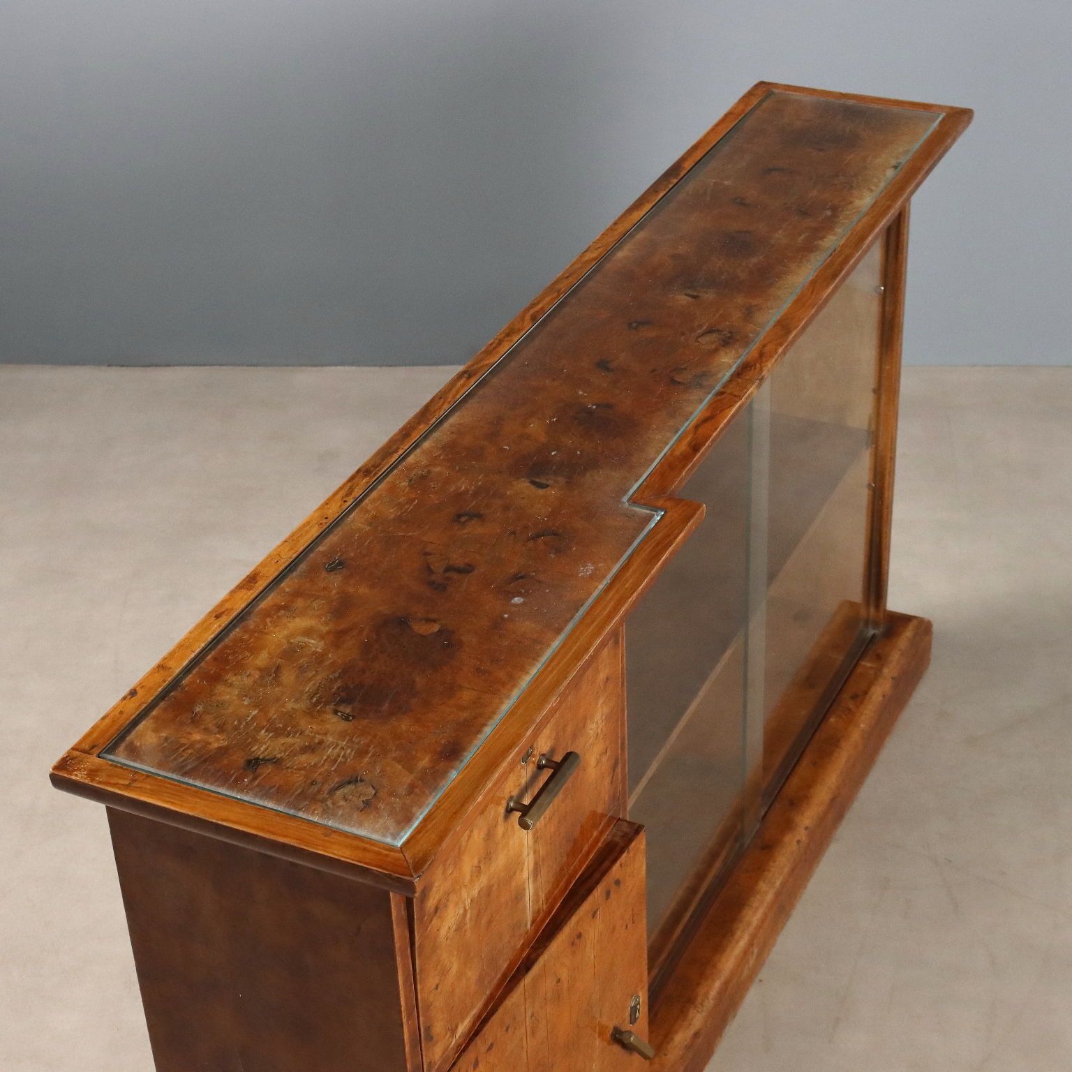 photo furniture Vitrine Art déco en placage de noyer et d'érable, XXe siècle