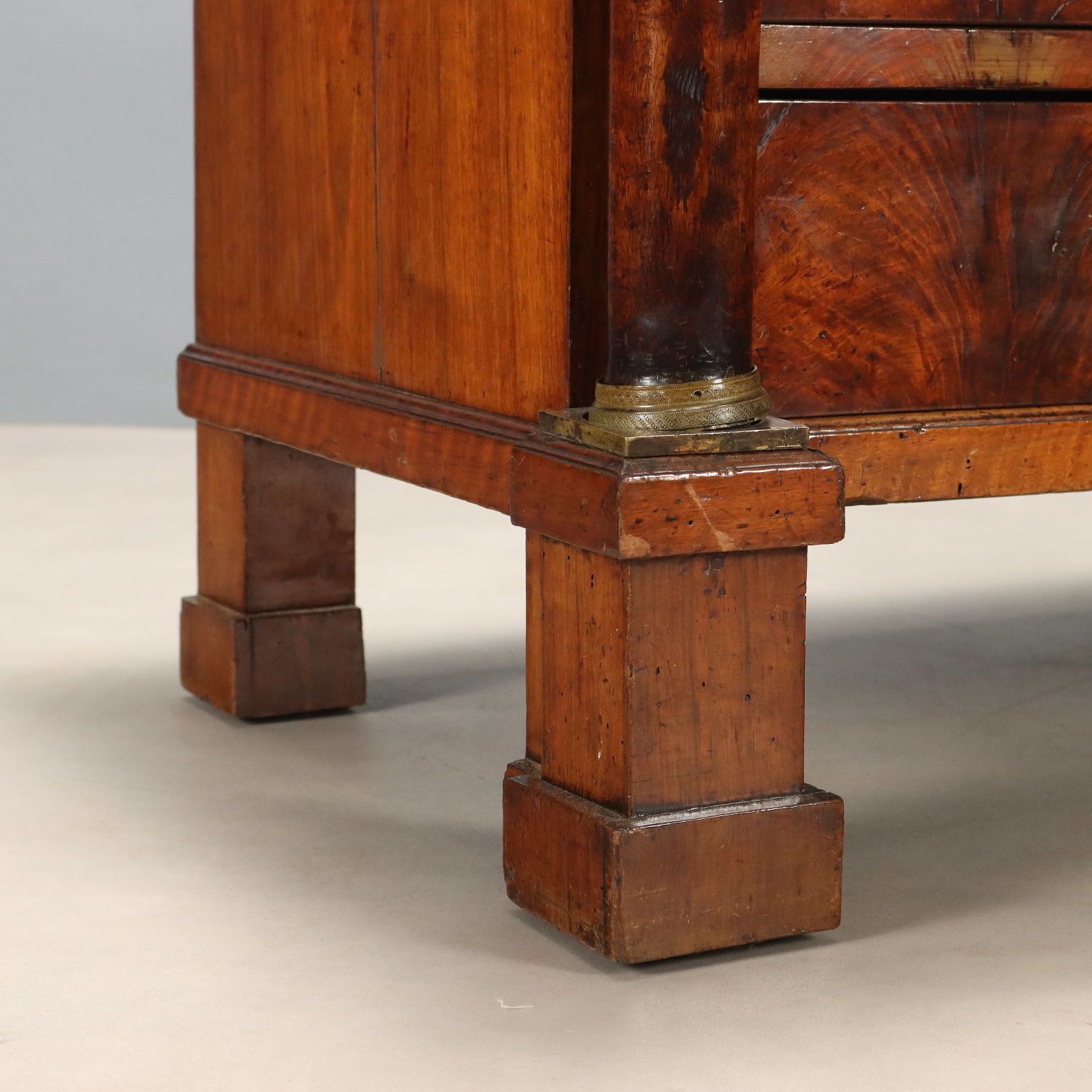 photo furniture Antieke ladekast Empire mahonie Italië 19e eeuw