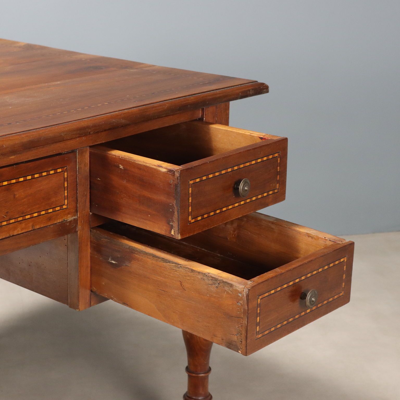 Bureau d'époque en noyer, Italie, XXe siècle photo 790.0