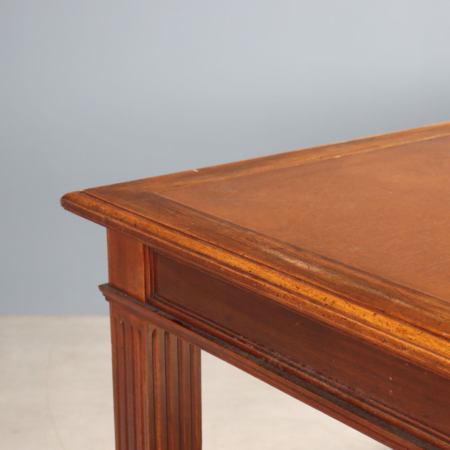 Bureau d'époque en noyer, cuir brun, Italie, XIXe siècle photo 1110.0