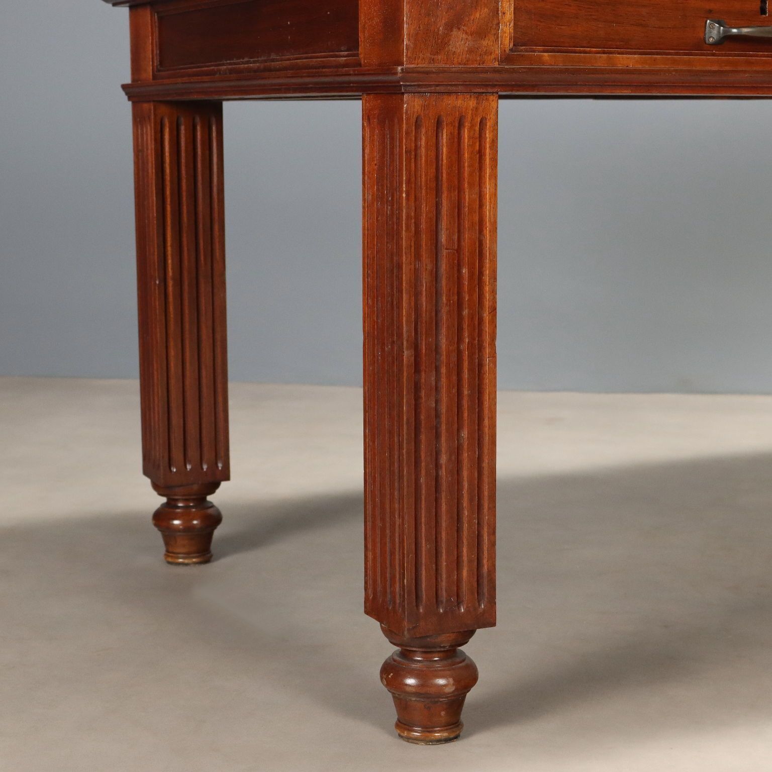 photo furniture Bureau d'époque en noyer, cuir brun, Italie, XIXe siècle