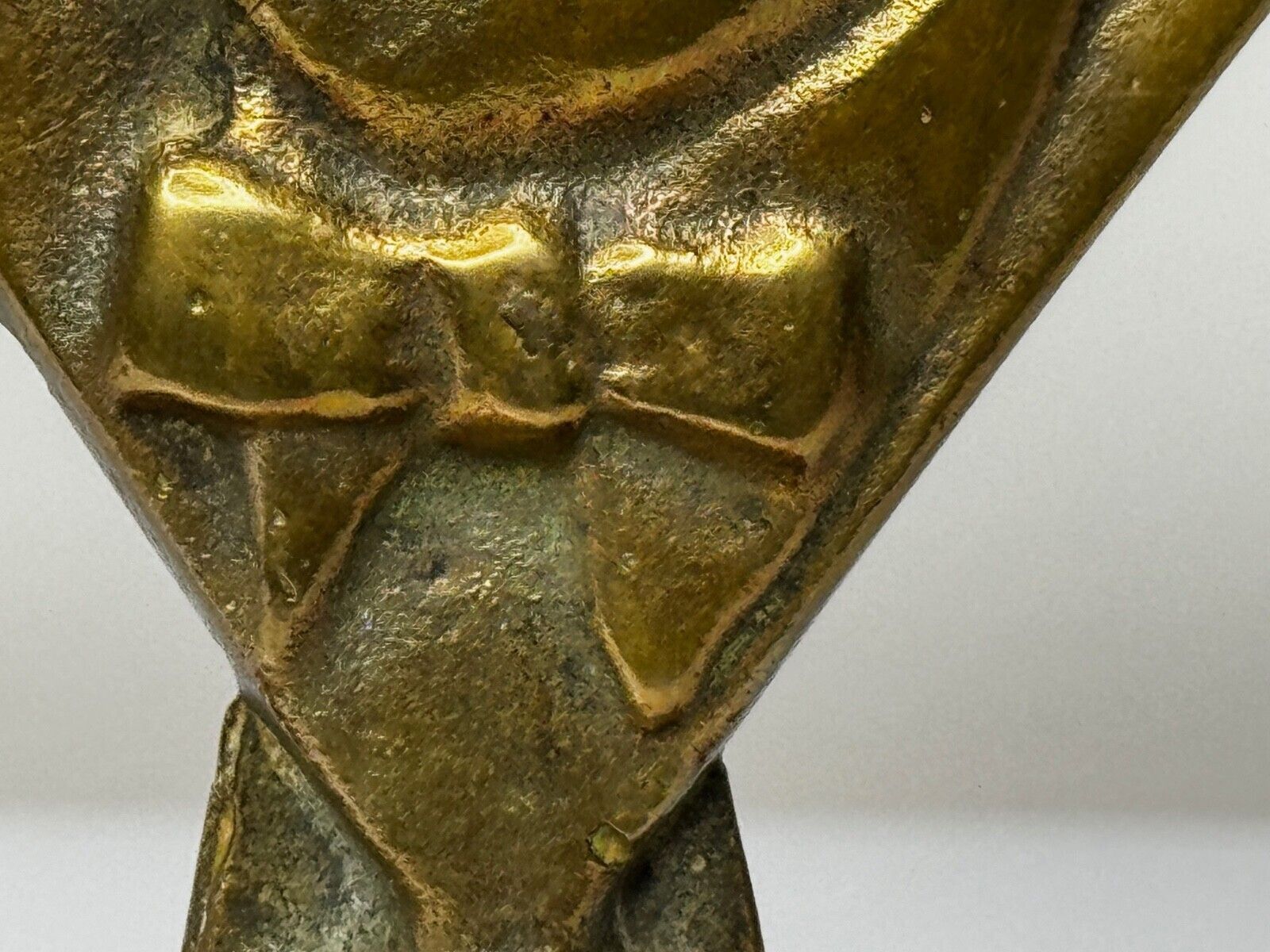 photo furniture Historisch WW2 klein Winston Churchill V for Victory bronzen automascotsculptuur