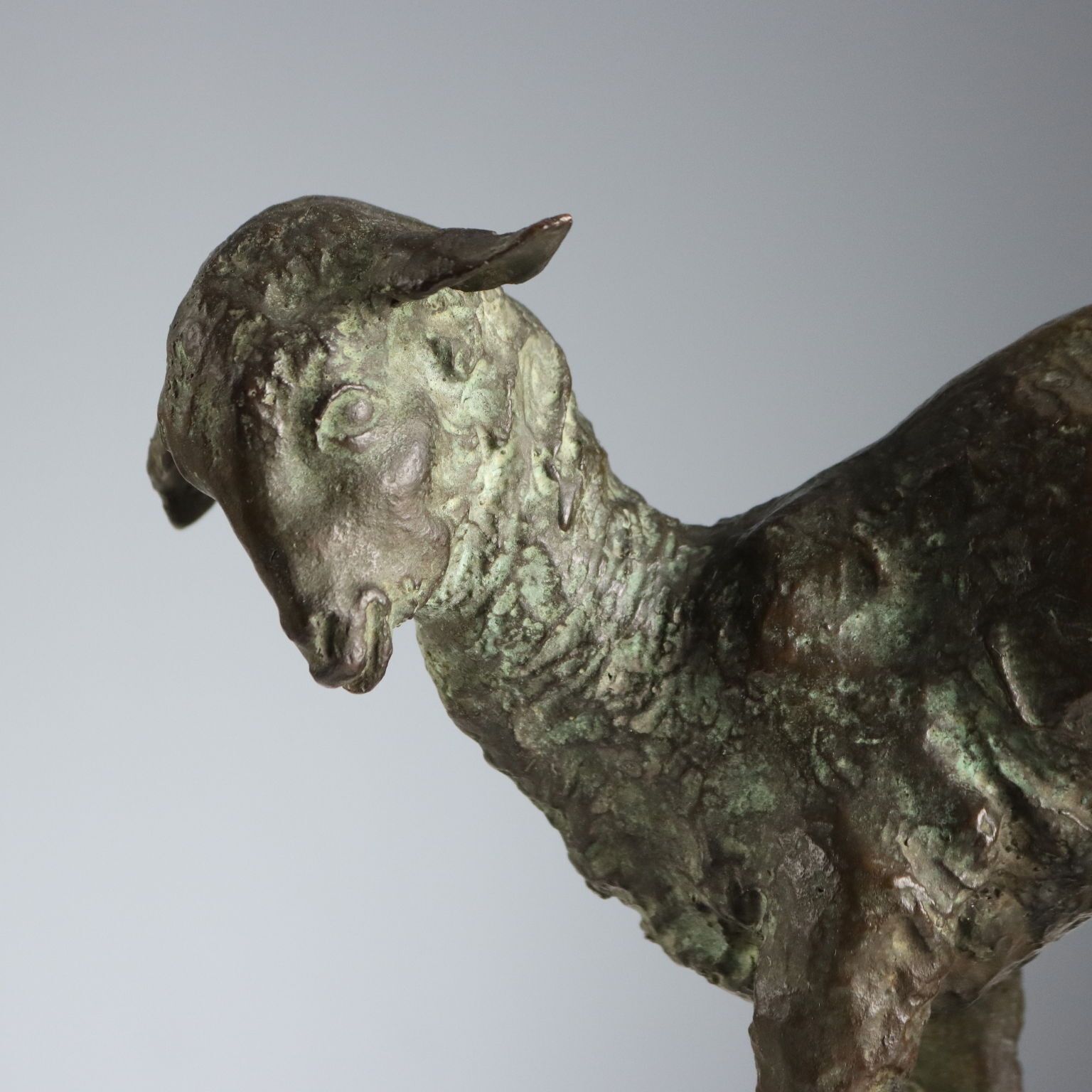 Sculpture en bronze d'époque représentant un agneau, signée Nando Conti, XXe siècle photo for sale