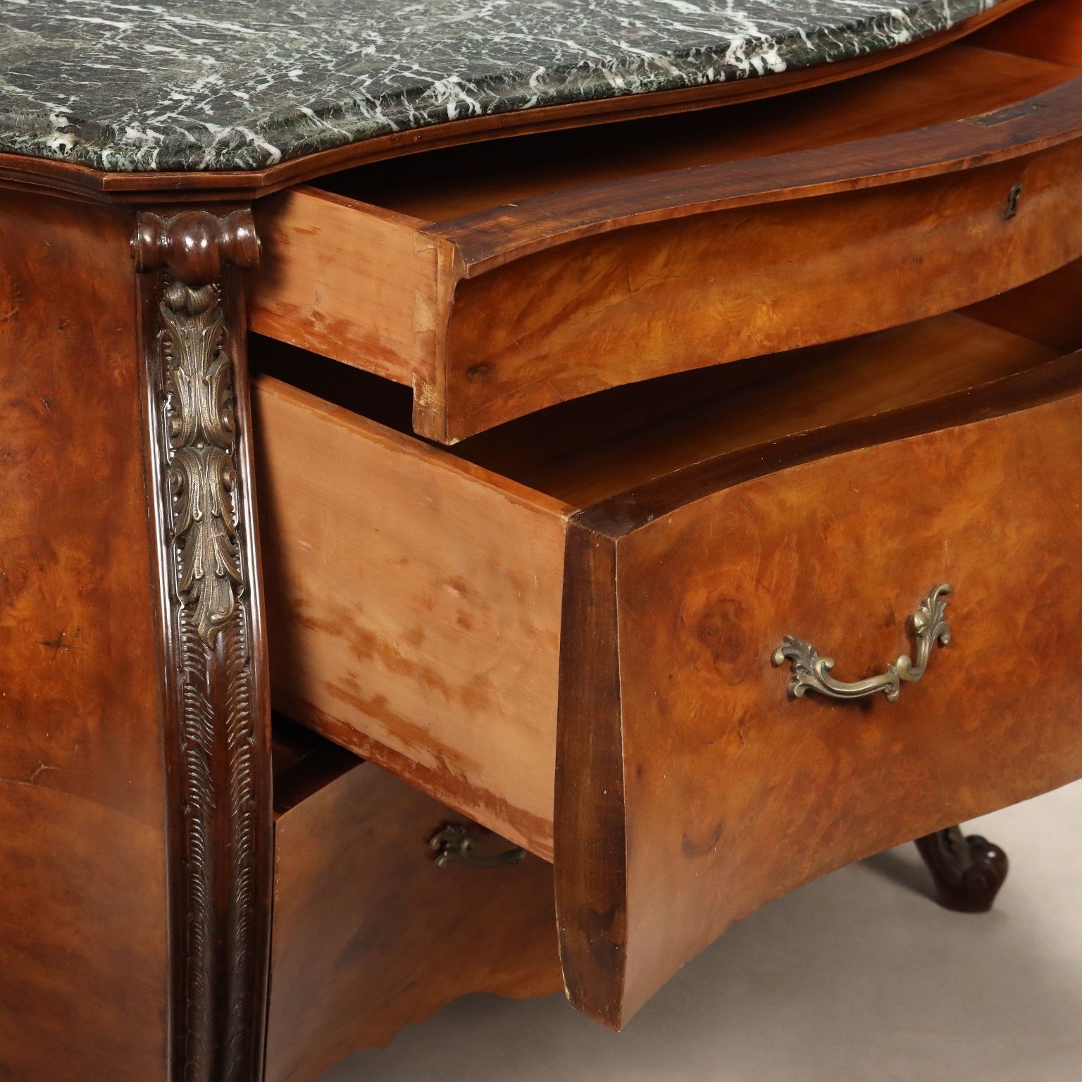 Commodes de style baroque en noyer, XIXe siècle photo 1990.0
