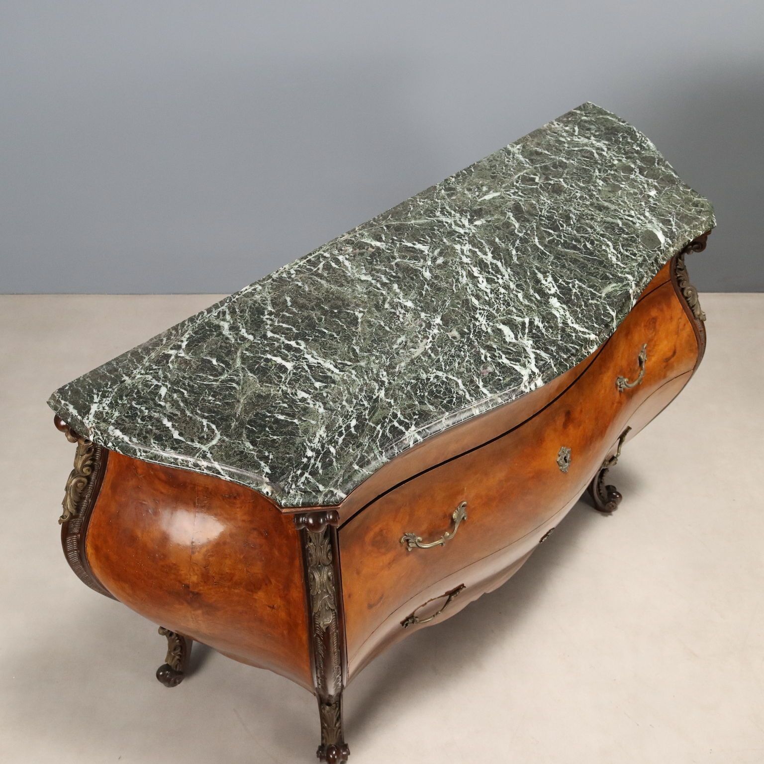 photo furniture Commodes de style baroque en noyer, XIXe siècle
