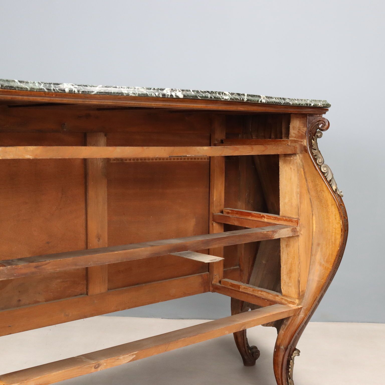 Mobilier Commodes de style baroque en noyer, XIXe siècle photo