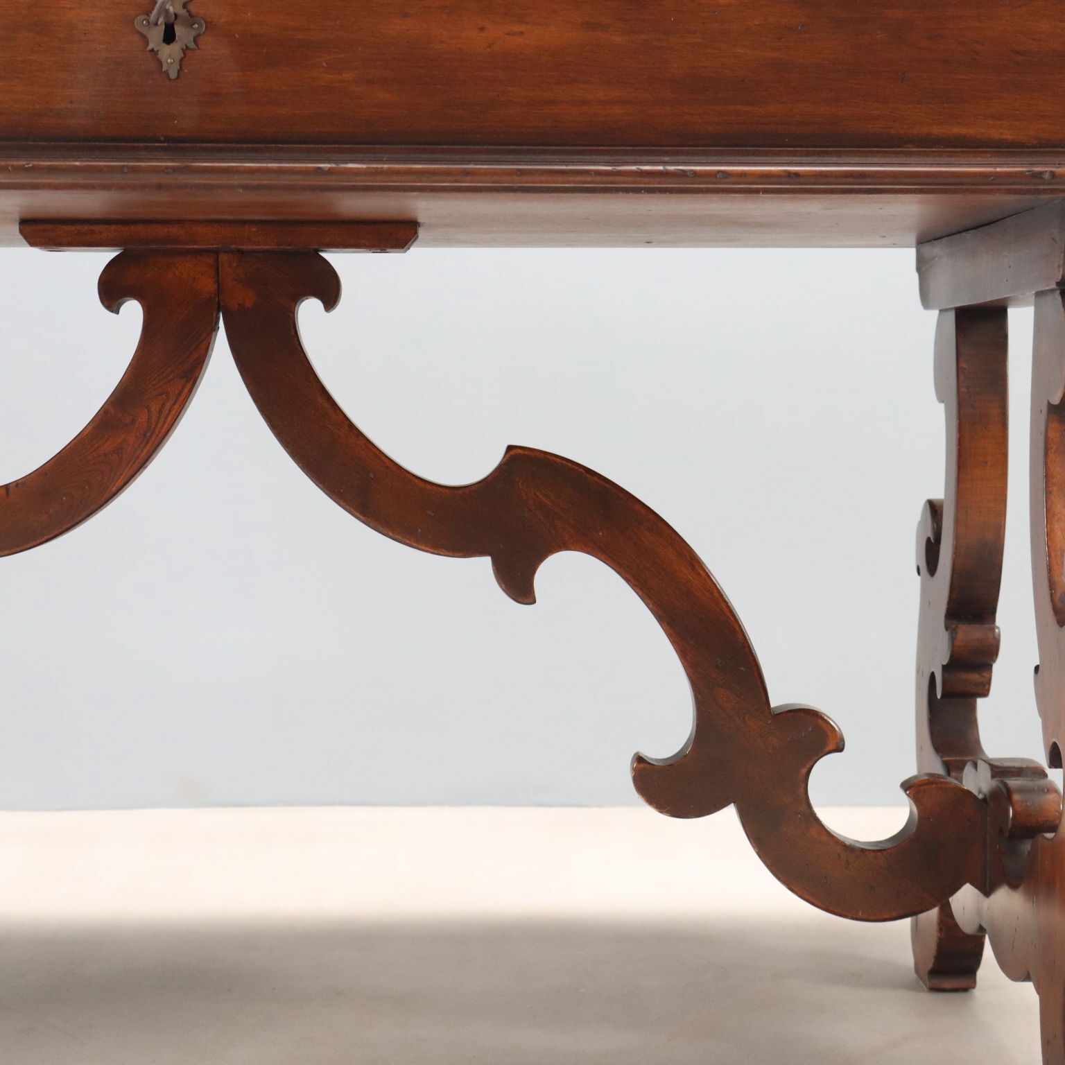 Mobilier Bureau Saint-Philip en noyer sculpté d'époque, Italie, XXe siècle photo