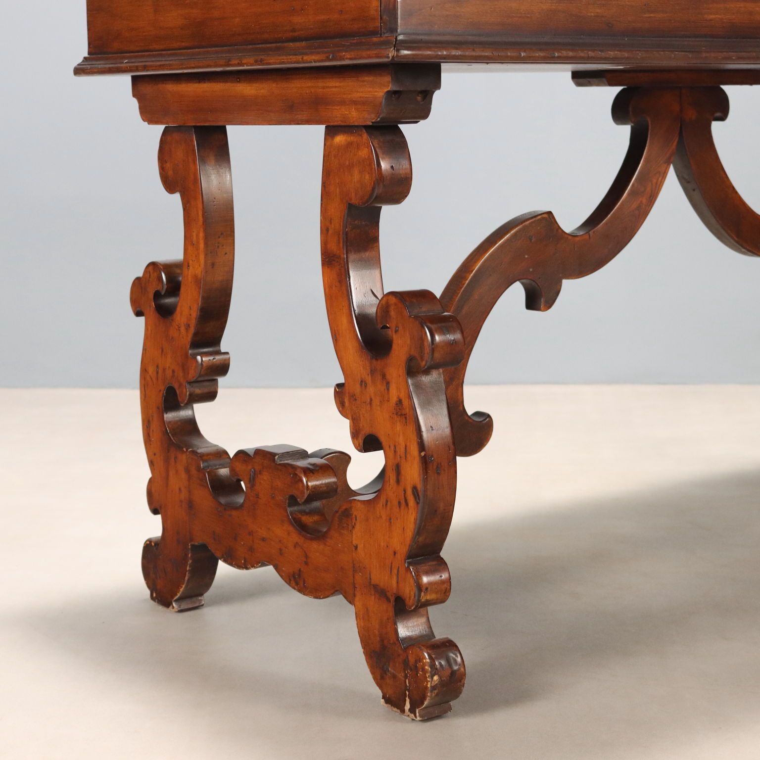 1060.0 Bureau Saint-Philip en noyer sculpté d'époque, Italie, XXe siècle photo