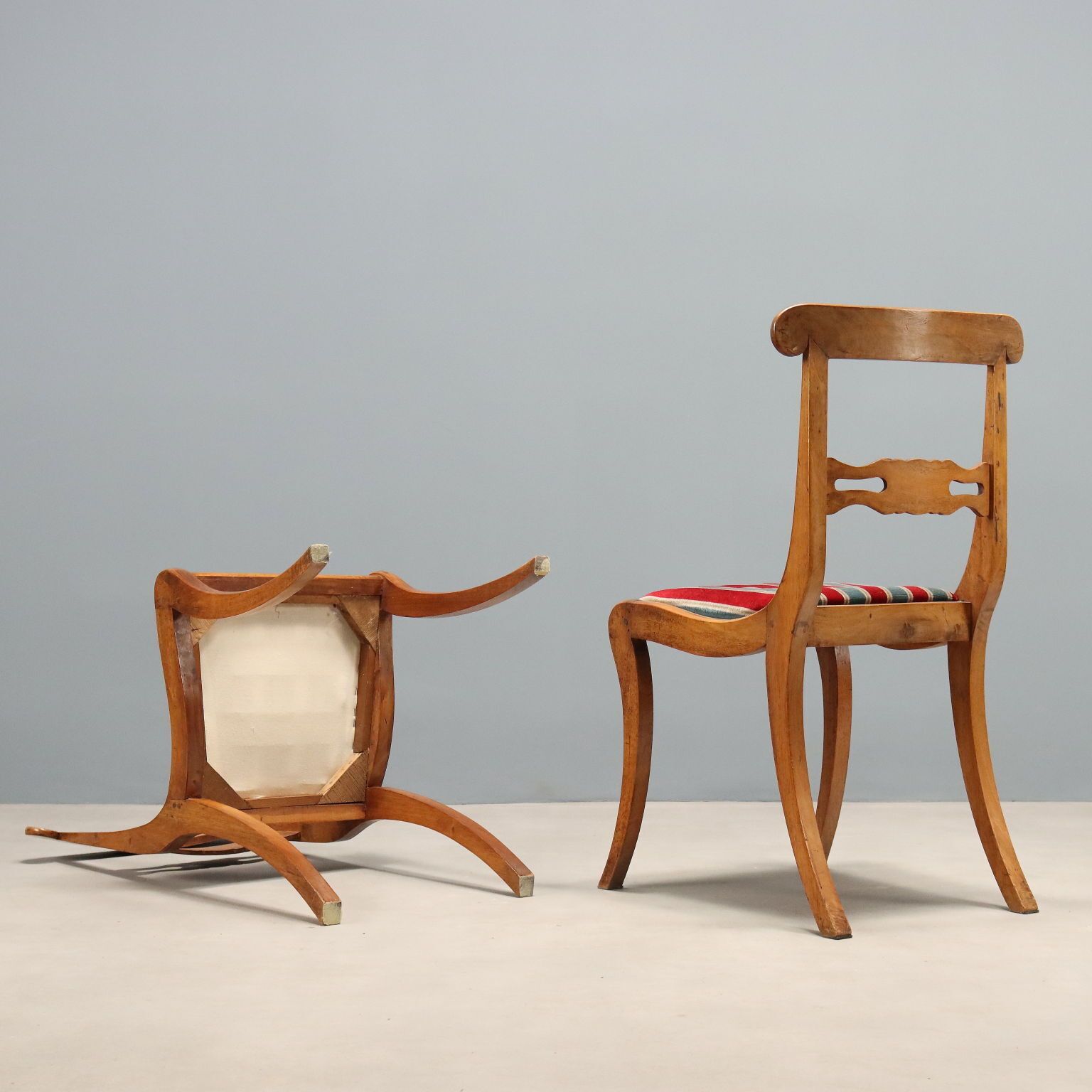 photo furniture Chaises d'époque en noyer, garniture tissu, Italie, milieu du XIXe siècle