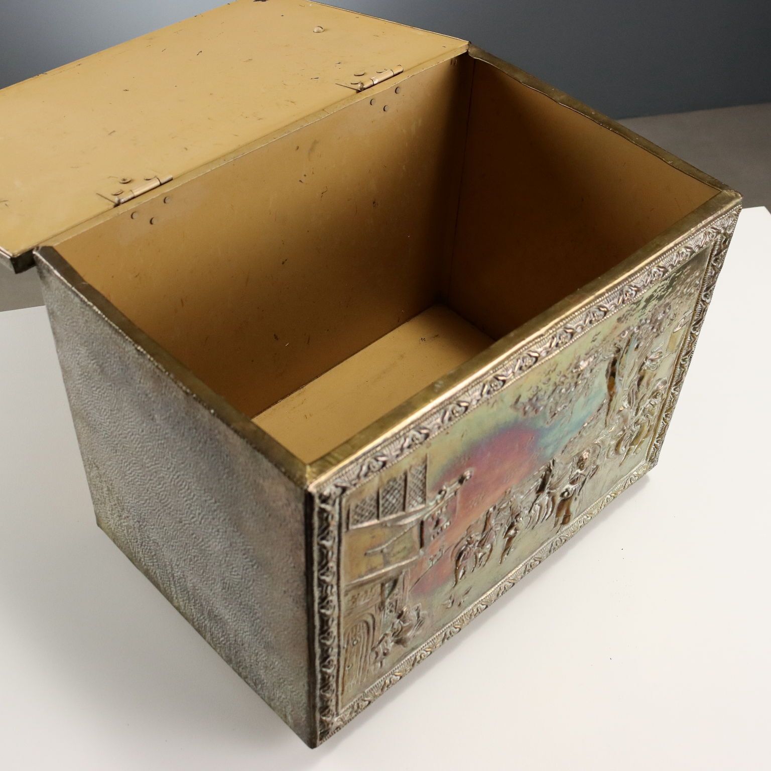Woonaccessoires Antieke kist van hout en metaal, Verenigd Koninkrijk, 20e eeuw photo