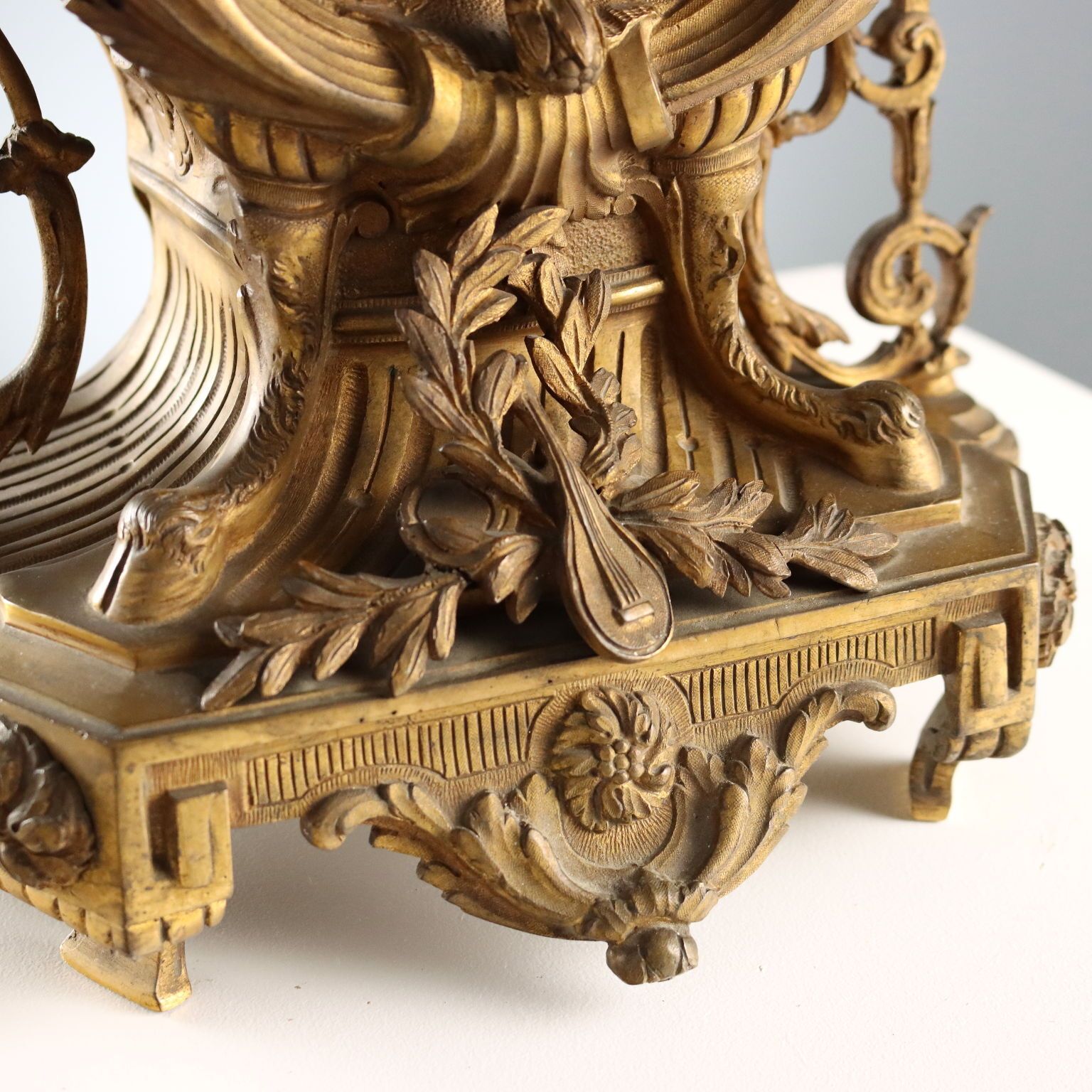 Pendule de cheminée d'époque de style éclectique en bronze, France, XIXe siècle photo vinterior