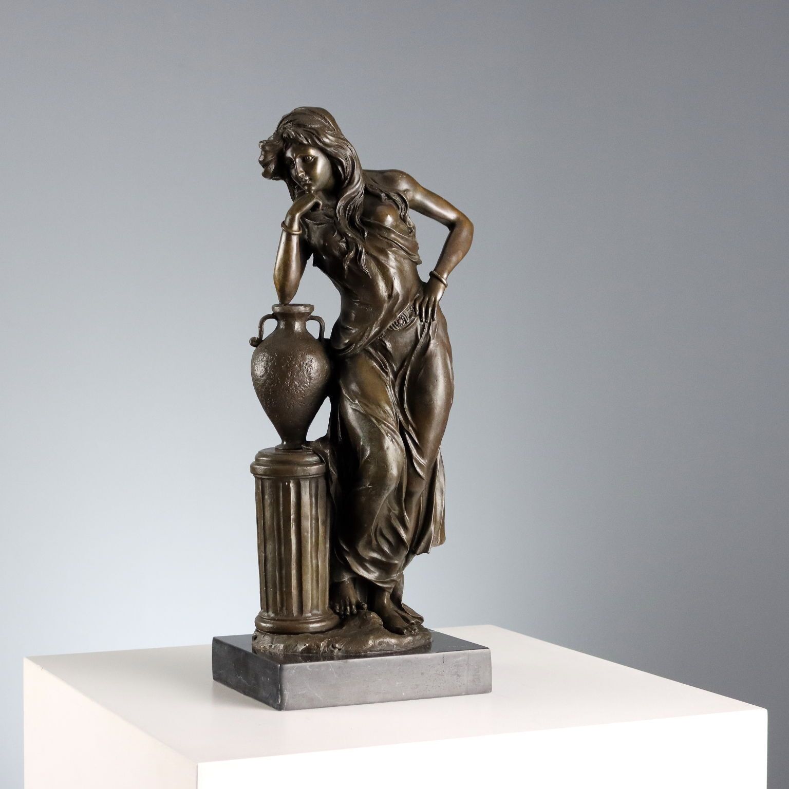 Figure féminine d'époque en bronze, d'après le modèle de E. Picault, années 1900