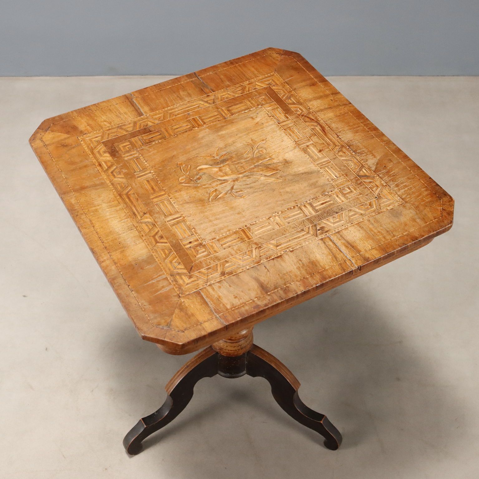 Kleine antieke tafel walnoot iep diverse houtsoorten 19e eeuw photo buy