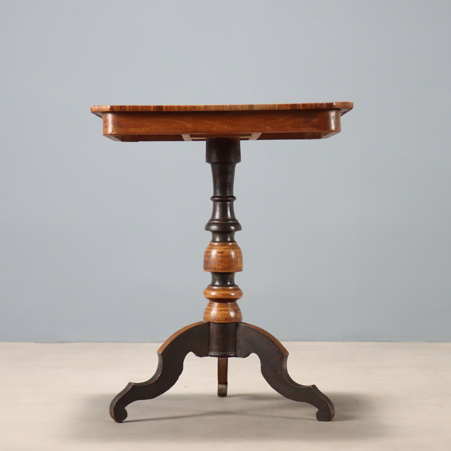 photo for sale Kleine antieke tafel walnoot iep diverse houtsoorten 19e eeuw