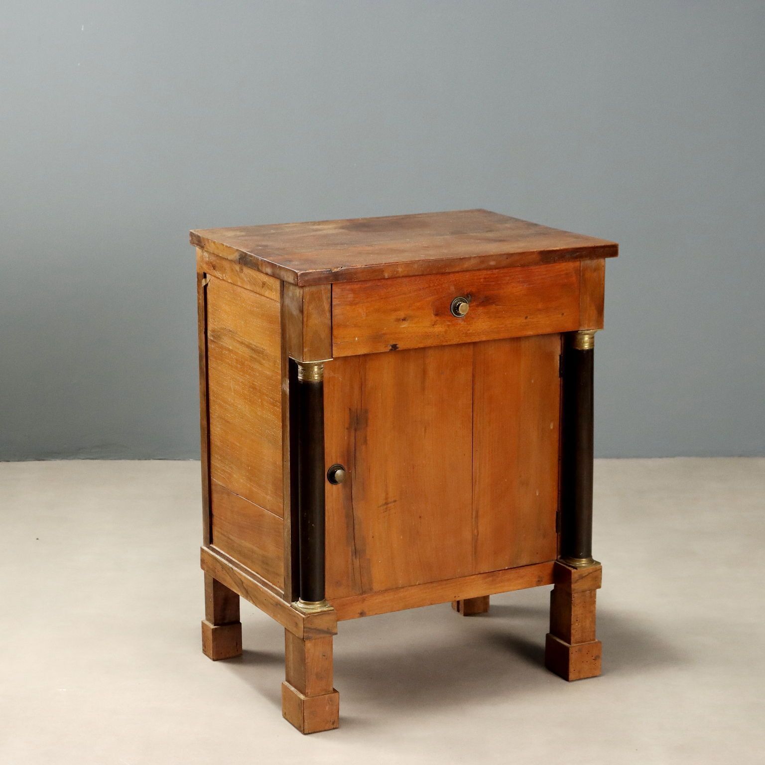 Table de chevet d'époque Empire en noyer et bronze, Italie, XIXe siècle