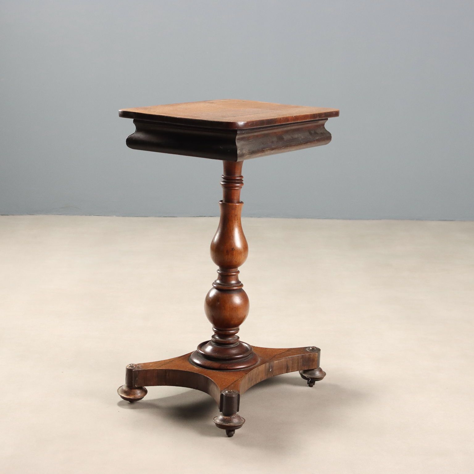 390.0 Petite table d'époque en bois avec tiroir, Italie, XIXe siècle photo
