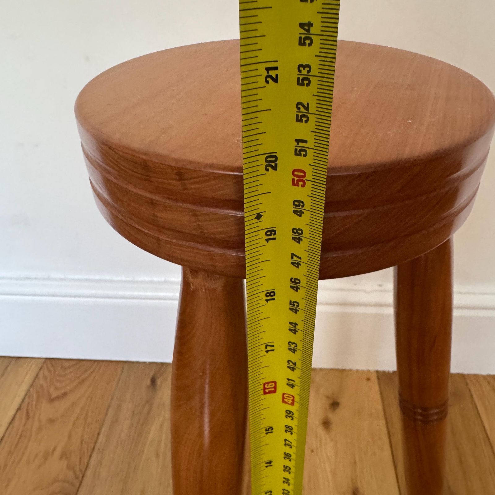 photo vintage Vintage Wooden Three‑Leg Stools – Hand‑Turned Solid Wood Rustic Farmhouse Seating / Side Tables