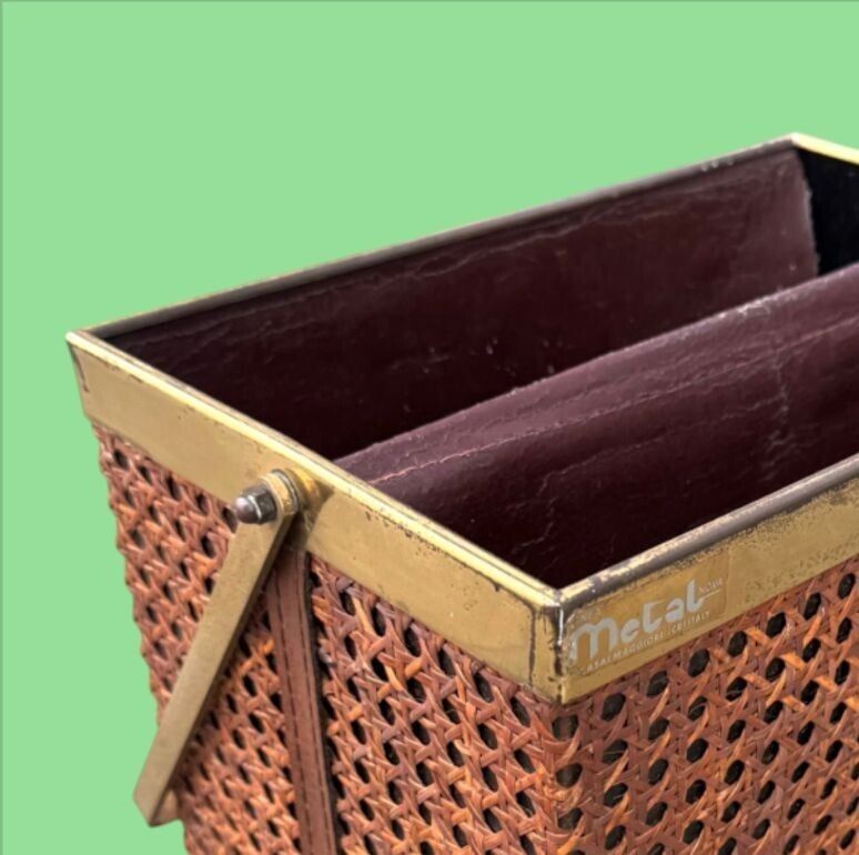 photo vintage An Italian 1970s Rattan And Gilt Metal Magazine Rack