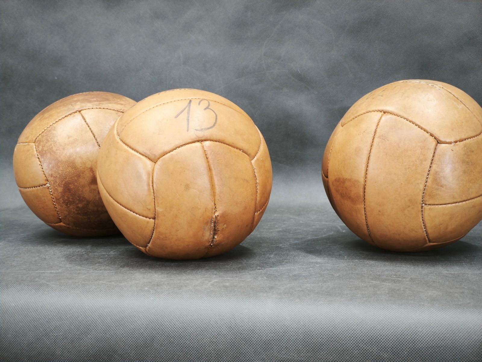 Set van drie Tsjechische leren medicijnballen, ca. jaren 1950 photo for sale