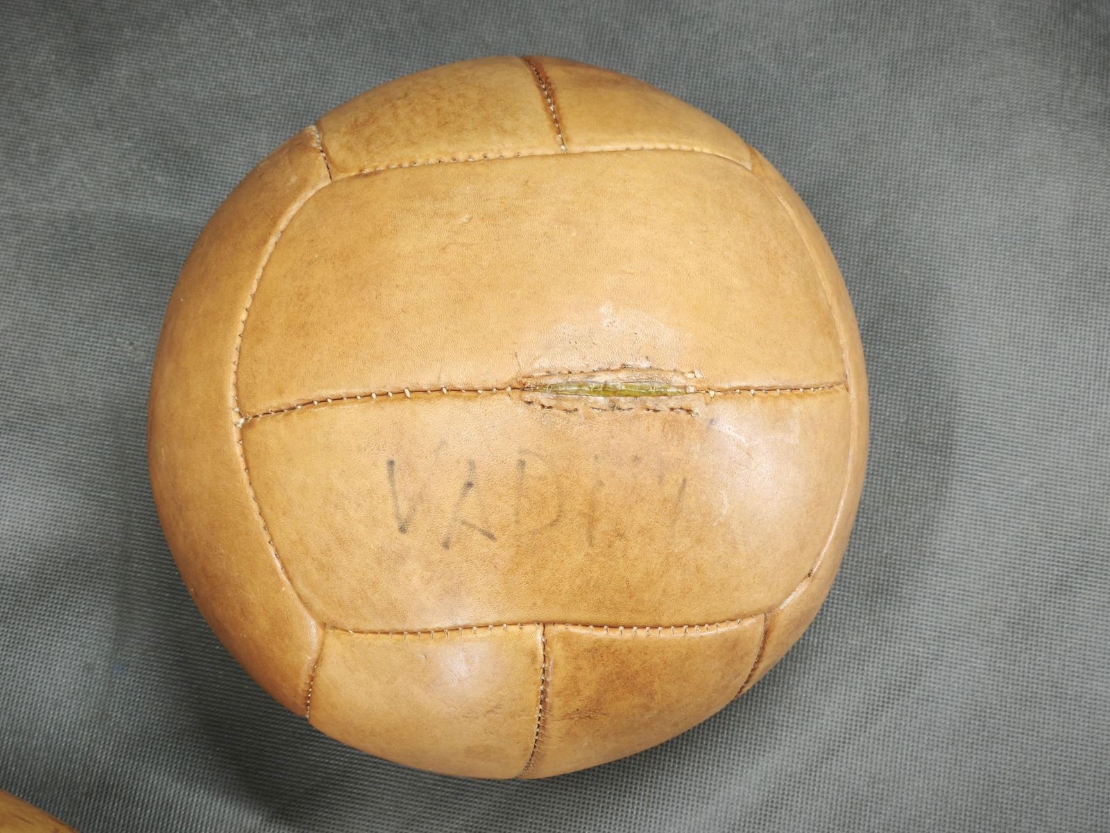 Set van drie Tsjechische leren medicijnballen, ca. jaren 1950 photo Woonaccessoires