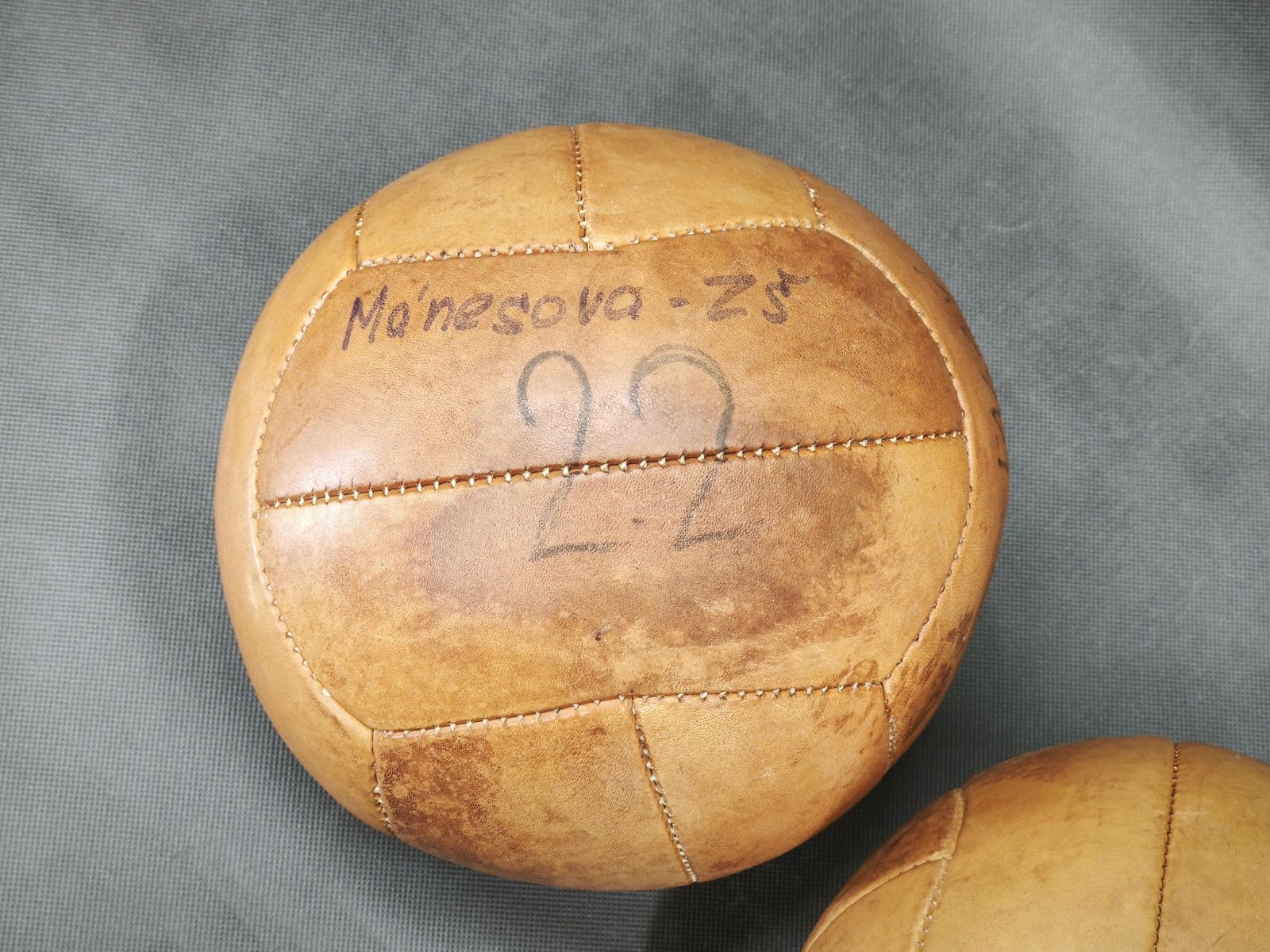 Set van drie Tsjechische leren medicijnballen, ca. jaren 1950 photo vinterior