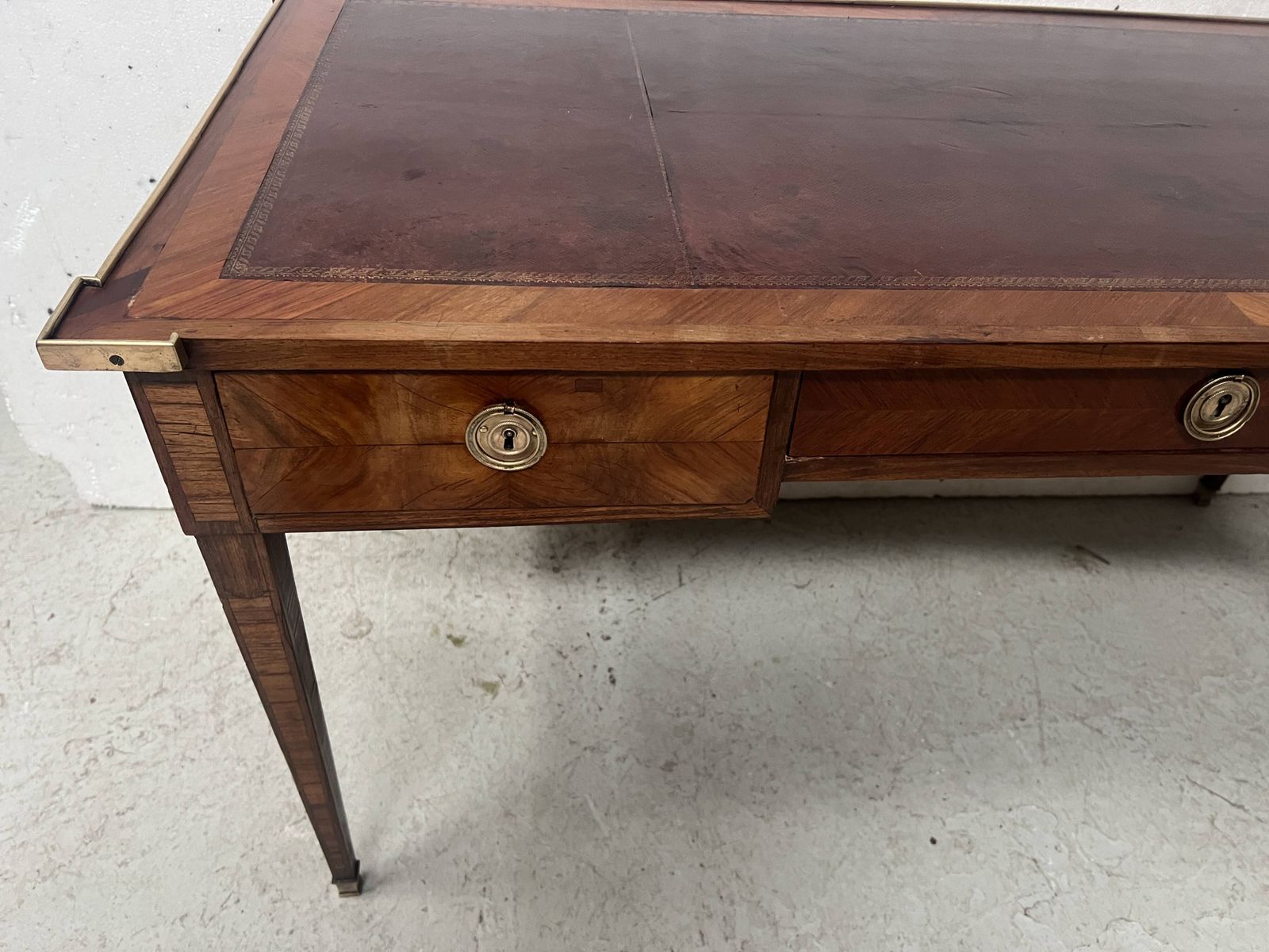 photo furniture Louis XVI Flat Desk In Mahogany Veneer And Rosewood, 18th Century.