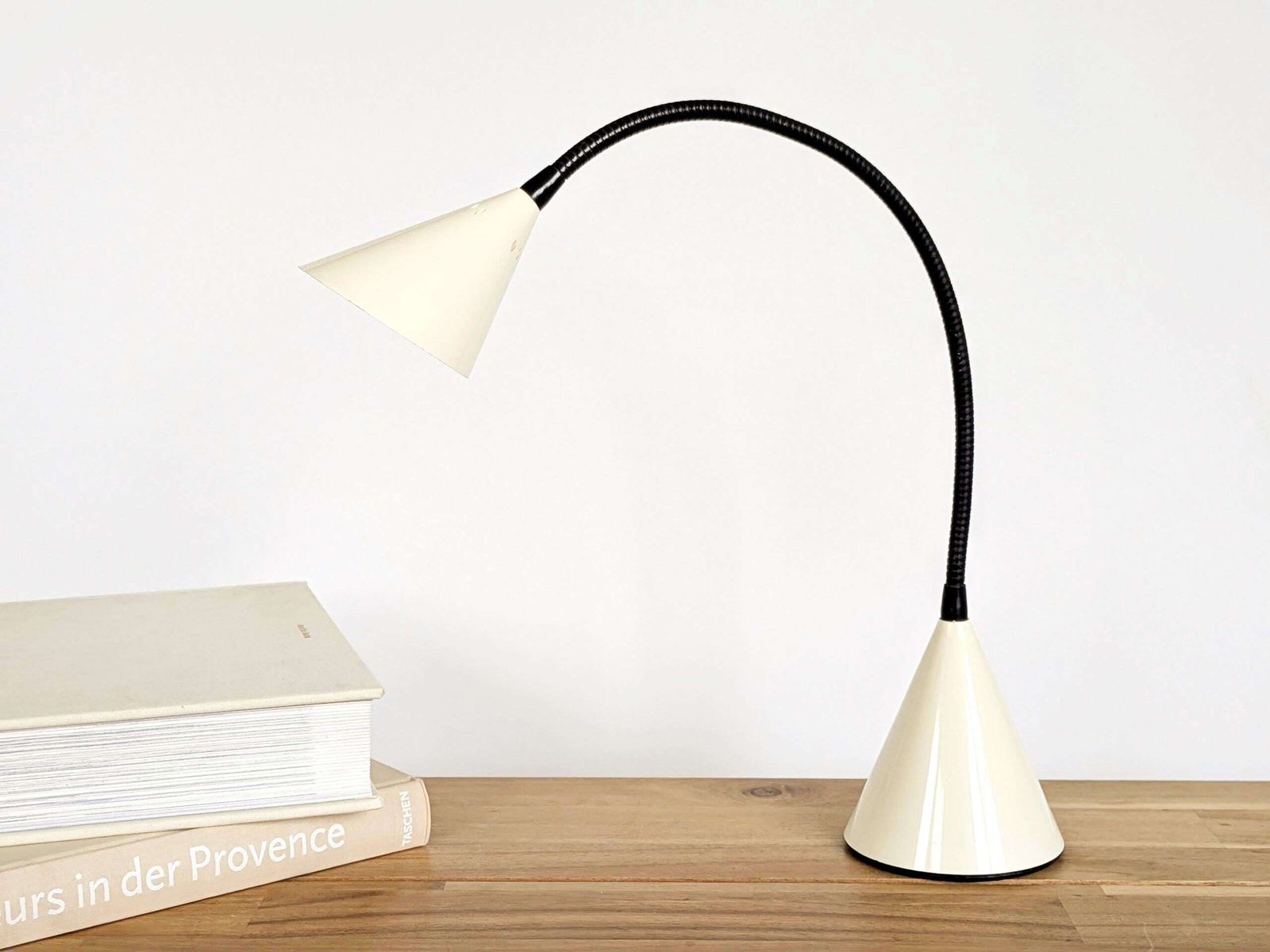 Egoluce Twist Bureaulamp door Sandi Renko, Italië, jaren 1980, Crème Gooseneck Minimalistisch Design photo furniture