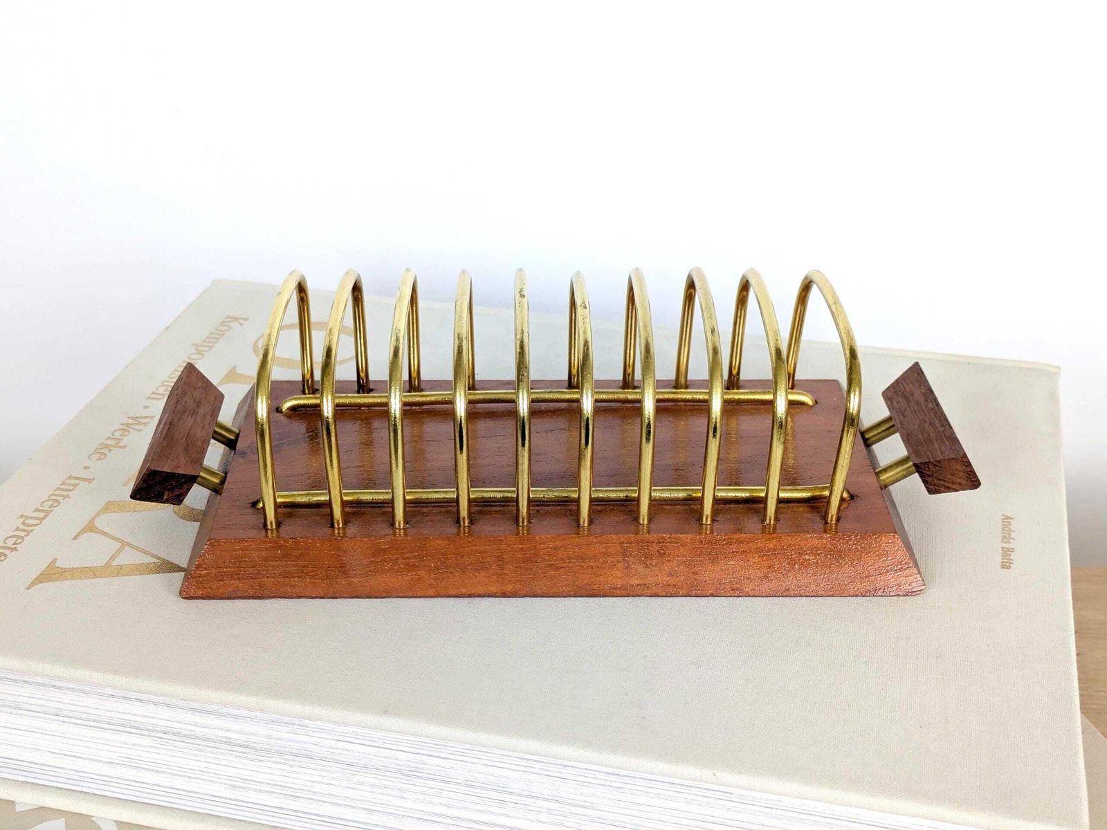 Teakhouten broodrekje met messing draad – 9 vakken, mid-century, jaren 1960, Deense stijl, brievenhouder, bureauorganizer photo furniture