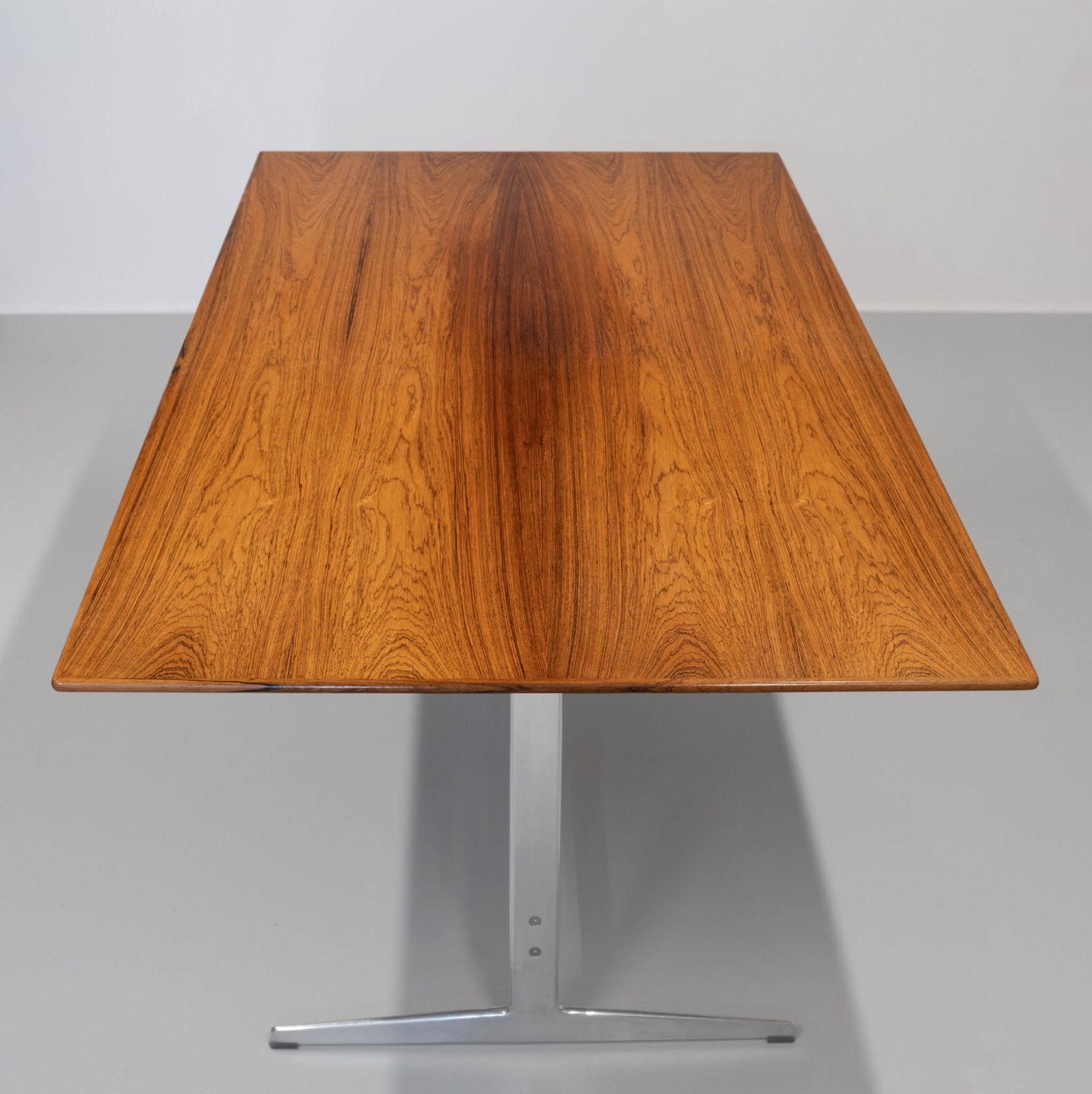 photo vintage Arne Jacobsen For Fritz Hansen Rosewood And Aluminium Shaker Dining Table 1960s
