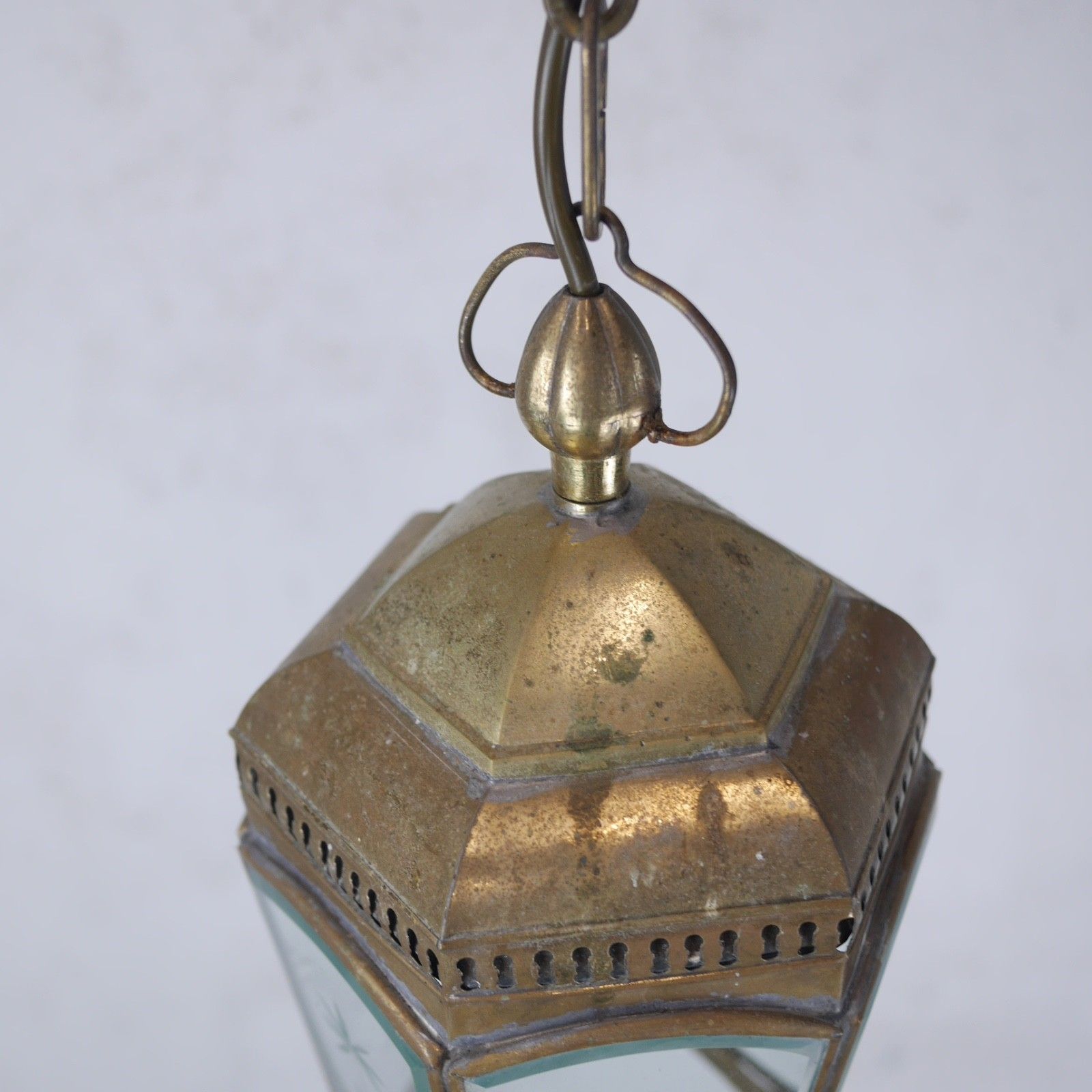 photo vintage Vintage Brass Etched Glass Hall Light Lantern Pendent Hexagonal Antique #103185