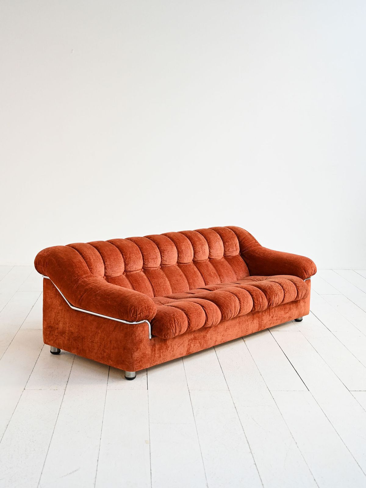 Vintage velvet bank uit de jaren 1970 in roestkleur met metalen details photo vinterior