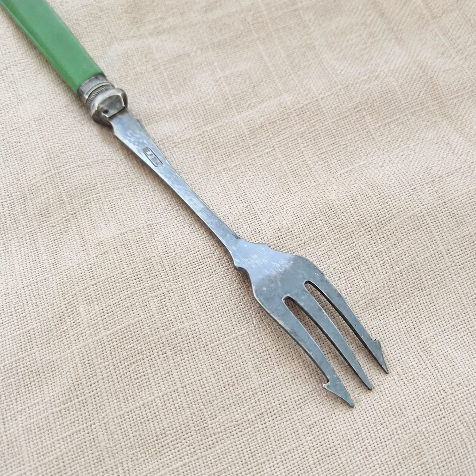 Vintage vork voor augurken en uitjes met groen vroegplastic handvat en EPNS-steel photo for sale