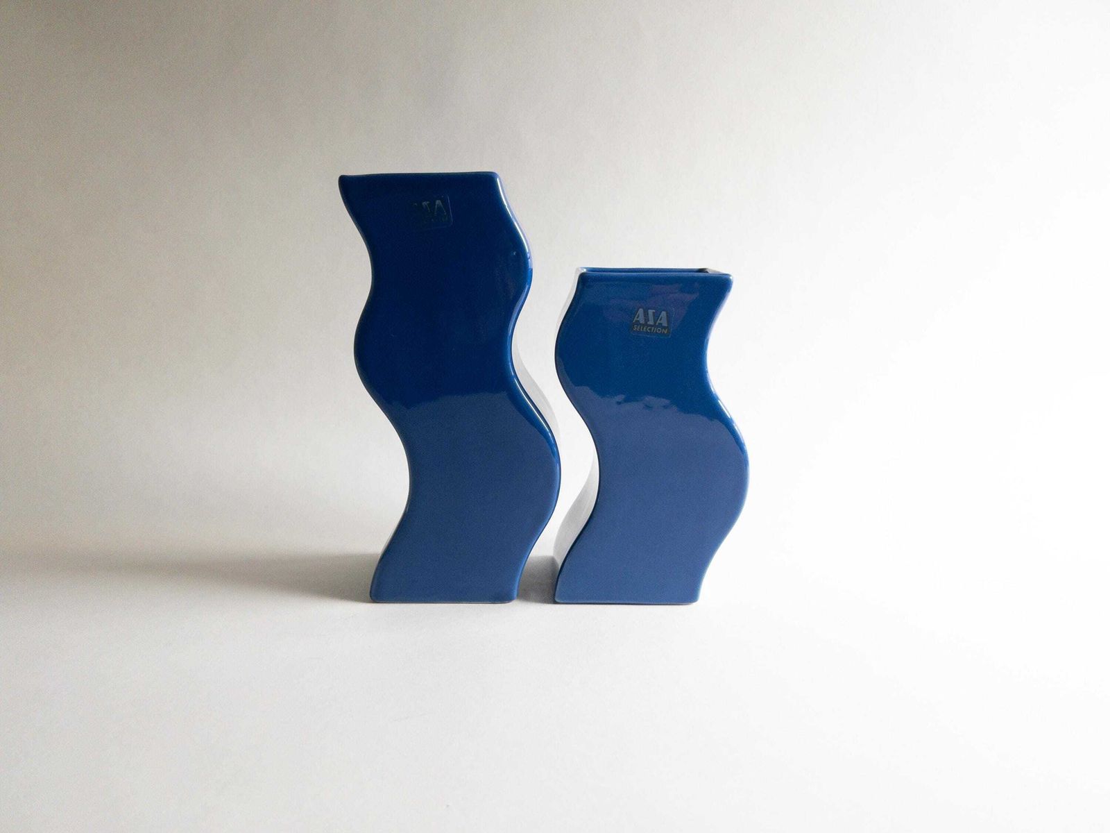 Asa Selection Blue Wavy Vases, Duits postmodern keramiek, set van twee photo furniture