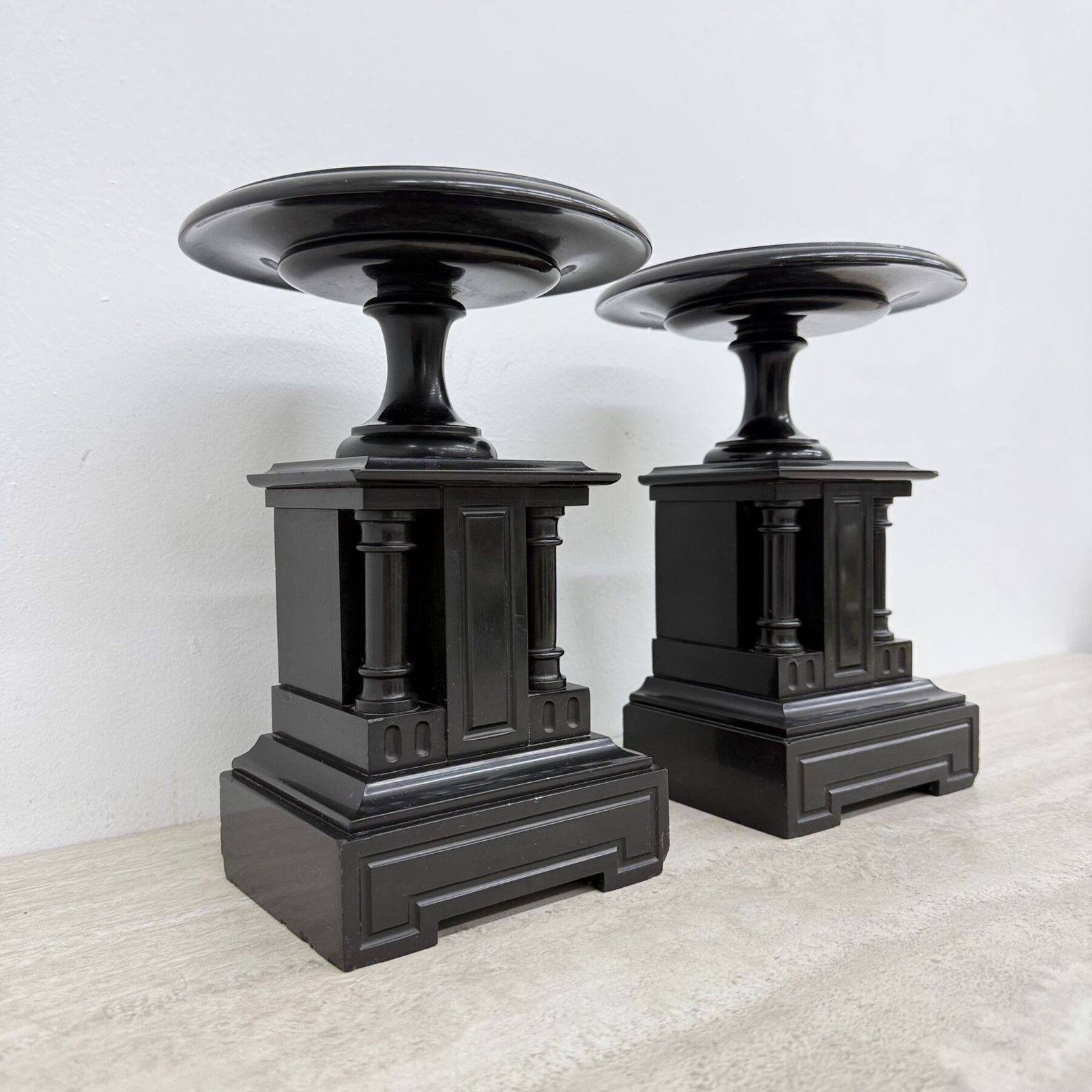 Antiek Frans paar neoclassicistische voetstukken met zwart marmer en vergulde cassoulets, begin 20e eeuw photo furniture