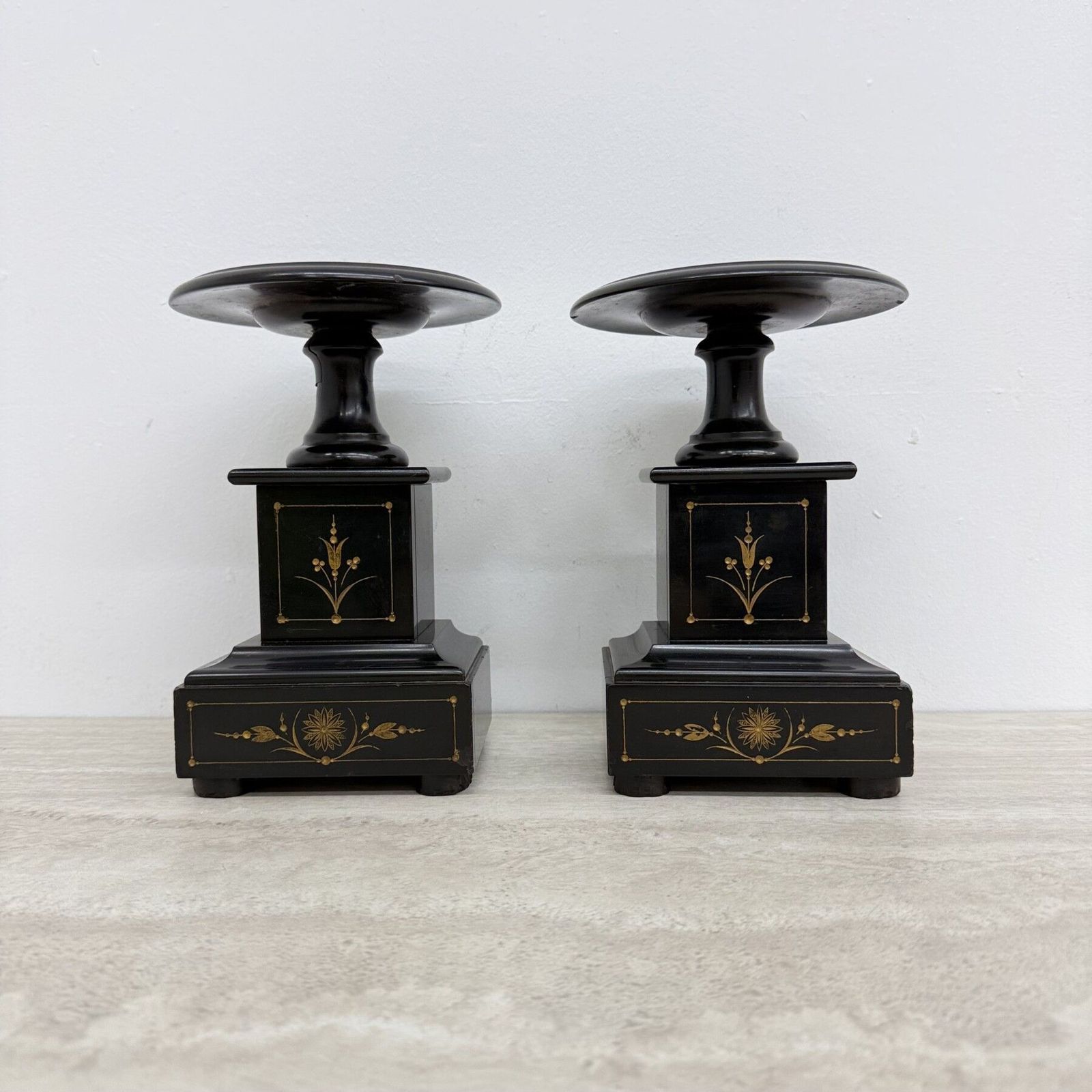 Paire de piédestaux néoclassiques d'époque en marbre noir, décor doré, France, années 1900 photo furniture