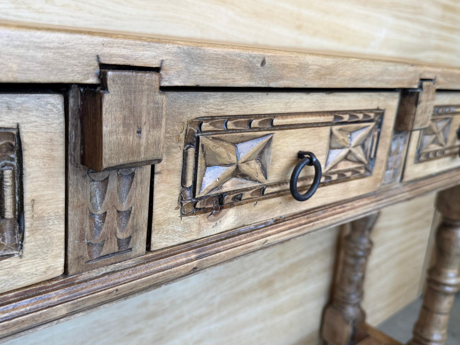 Console d'époque espagnole en bois de noyer clair sculpté, à trois tiroirs photo vintage