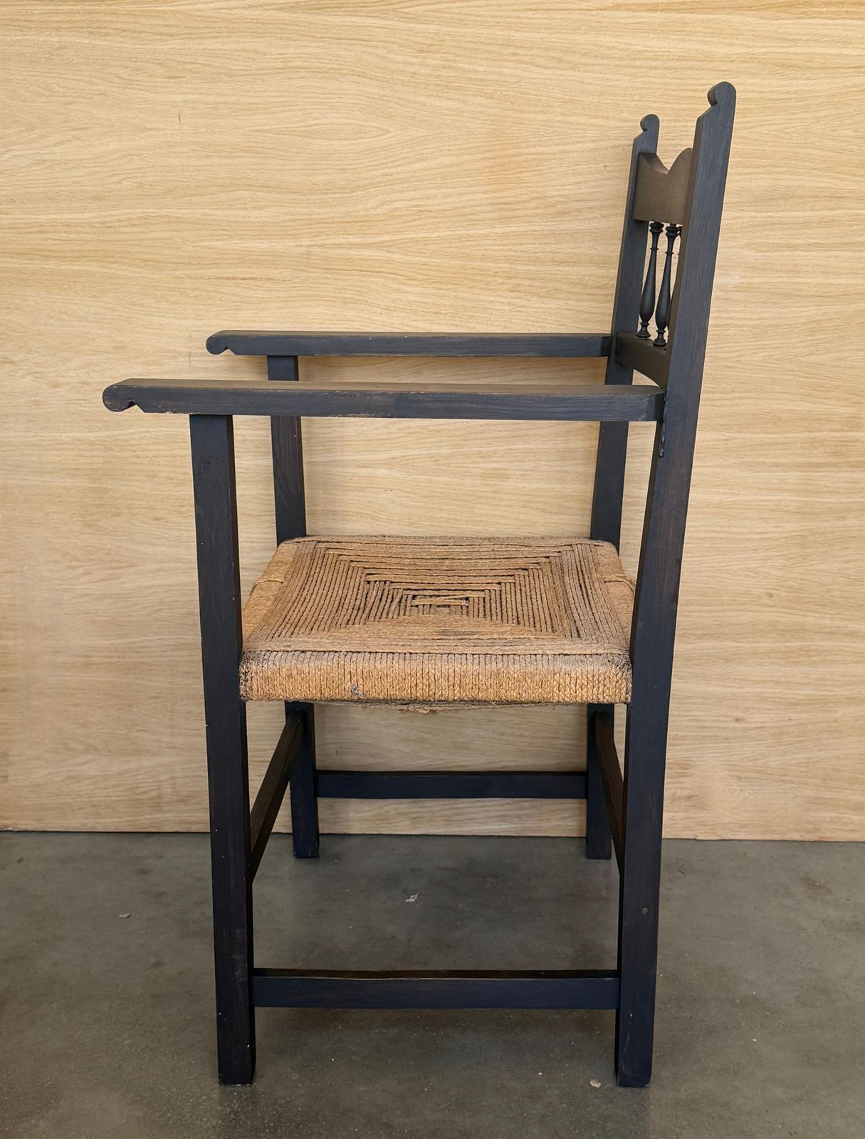 photo for sale Fauteuil en bois avec assise tissée à la main