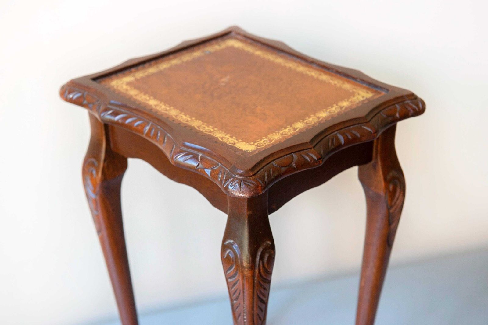 257.0 Antique Oak Side Table   Leather Top   Edwardian Lamp Stand   Carved Oak Accent Furniture photo